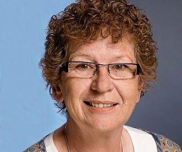 Birthe Mogensen (LA) kritiserer Ringsted Kommunes ageren i en sag om en voldsdømt pædagogisk assistent, som arbejdede videre, selv om han blev dømt for vold mod sine egne børn.