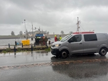 Dykkerne måtte ud for at sikre havnen mod olieforurening. - Andreas Norrie Dykkerne måtte ud for at sikre havnen mod olieforurening.