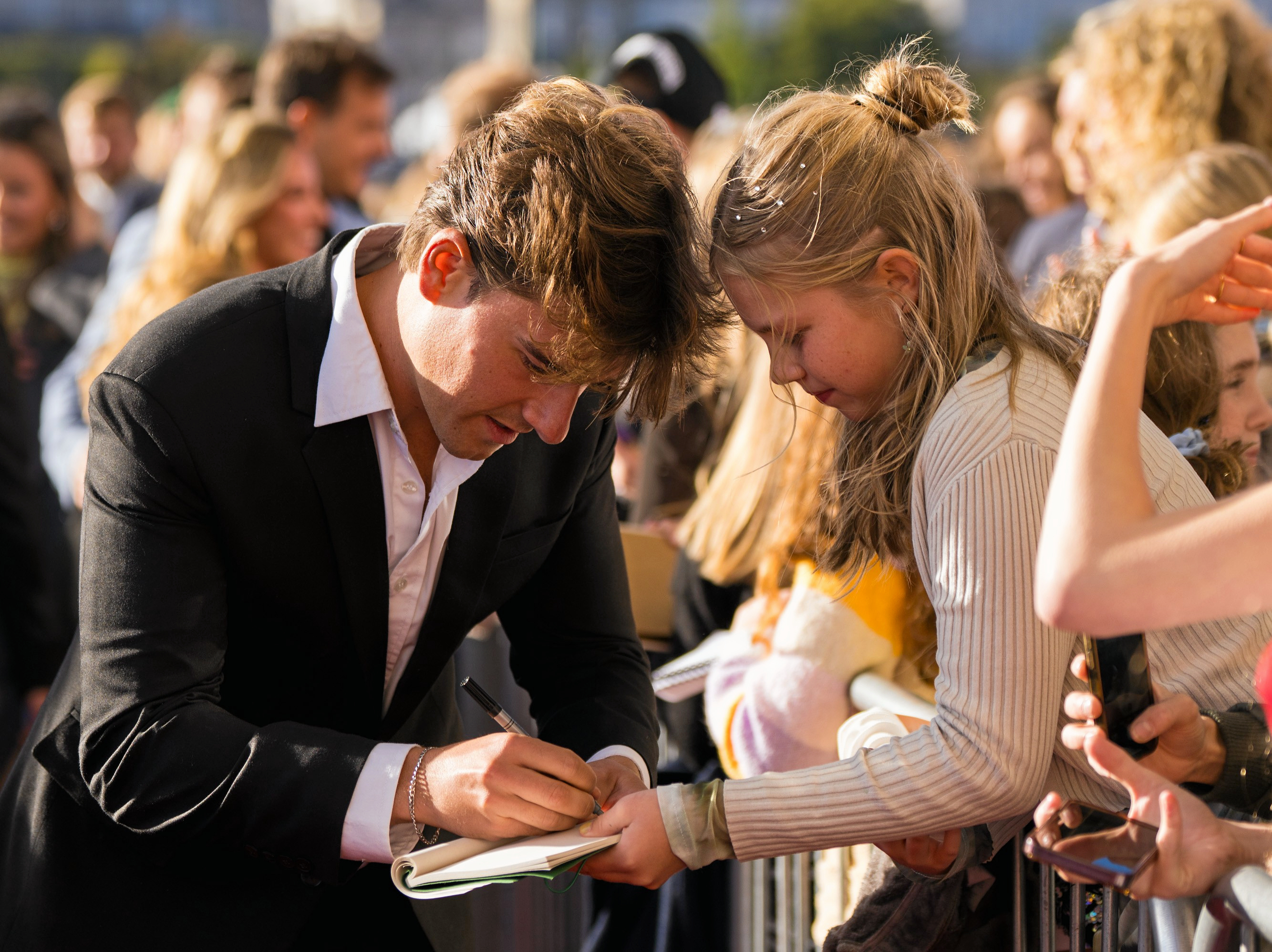 Fans har mulighed for at møde deres idoler på den røde løber.