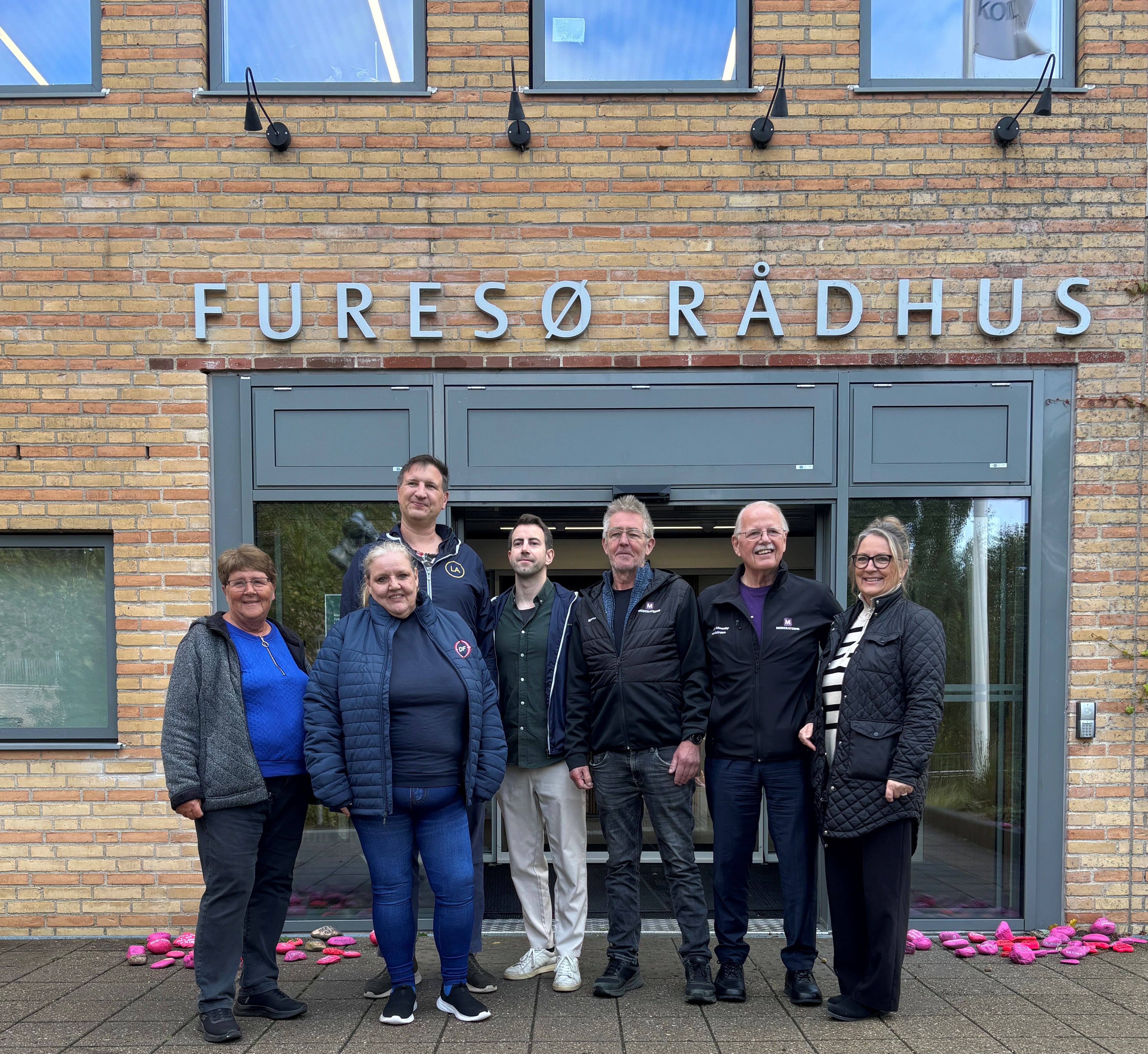 Alle fire partier var mødt op på Furesø Rådhus mandag kl. 10. Fra venstre Käthe Søballe (DF), Lene Karmisholt (DF), Robert Mørck (LA), Nikolaj Nors-Ganer (LA), Bjarne Damgård (M), Erik Nordstrøm (M) og Berit Torm fra Furesørødderne.
