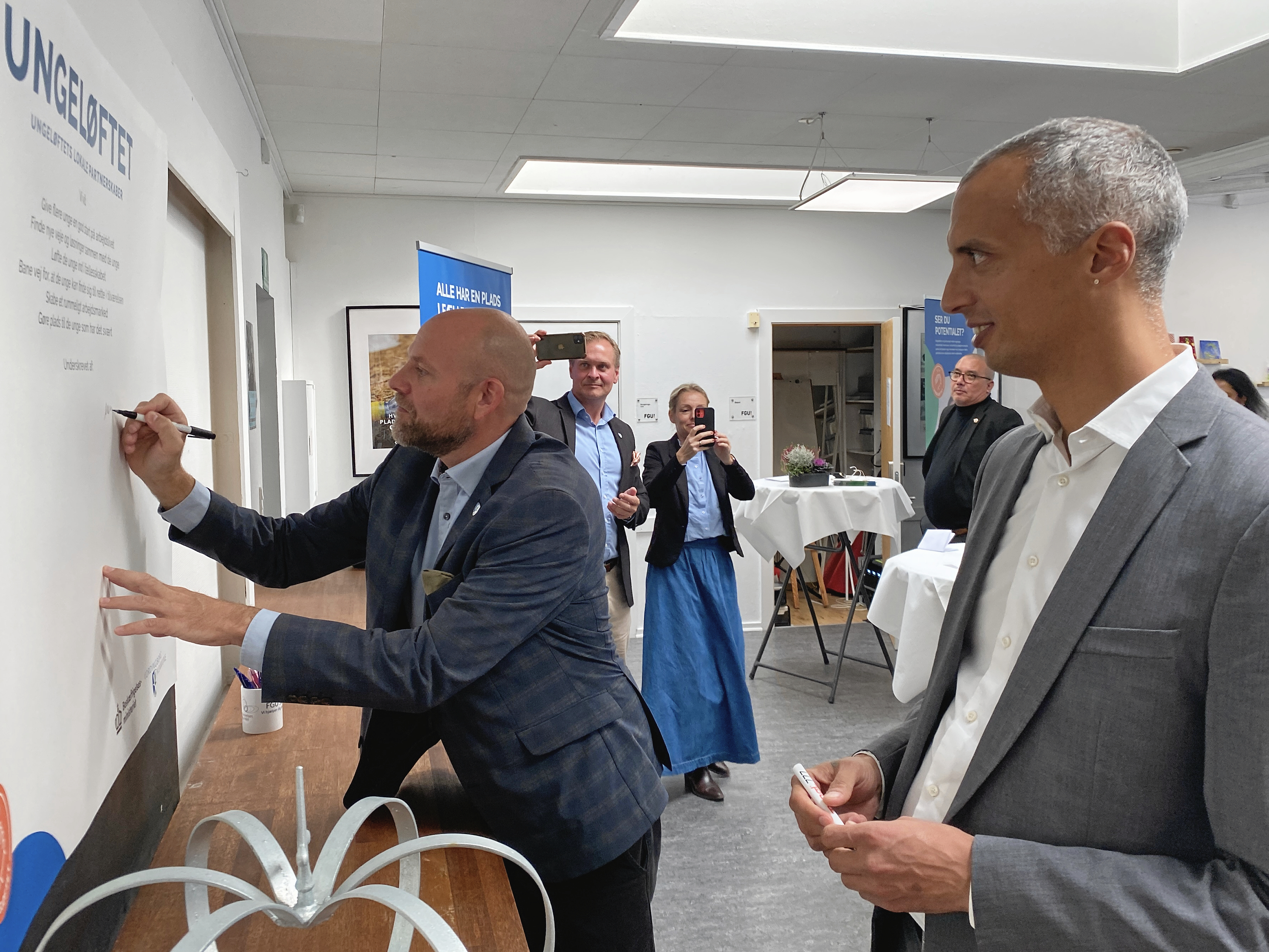 Borgmester Mikael Smed (S) samt børne-og undervisningsminister Mattias Tesfaye (S) var de første til at signere "Ungeløftet".