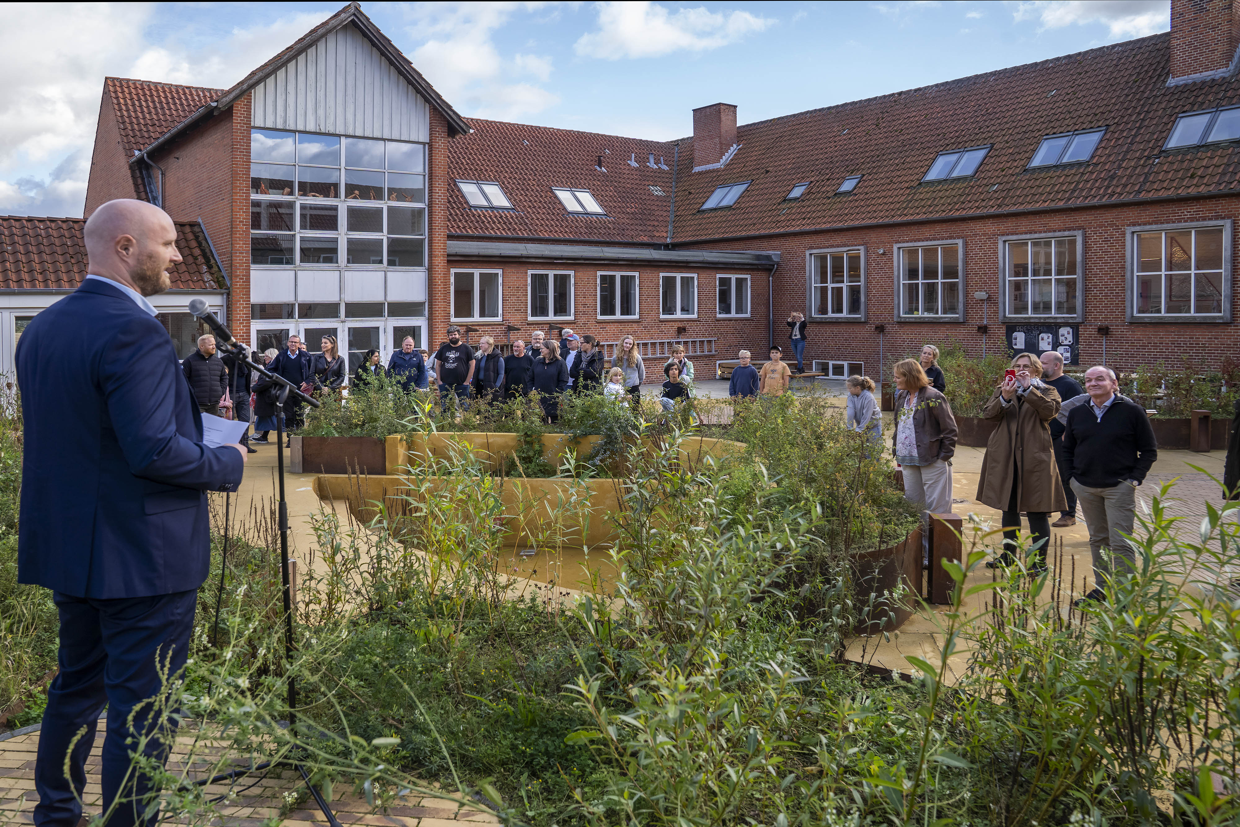 Formand for Plan- og Boligudvalget, Lasse Mølholt, holder tale i den nu prisbelønnede skolegård.