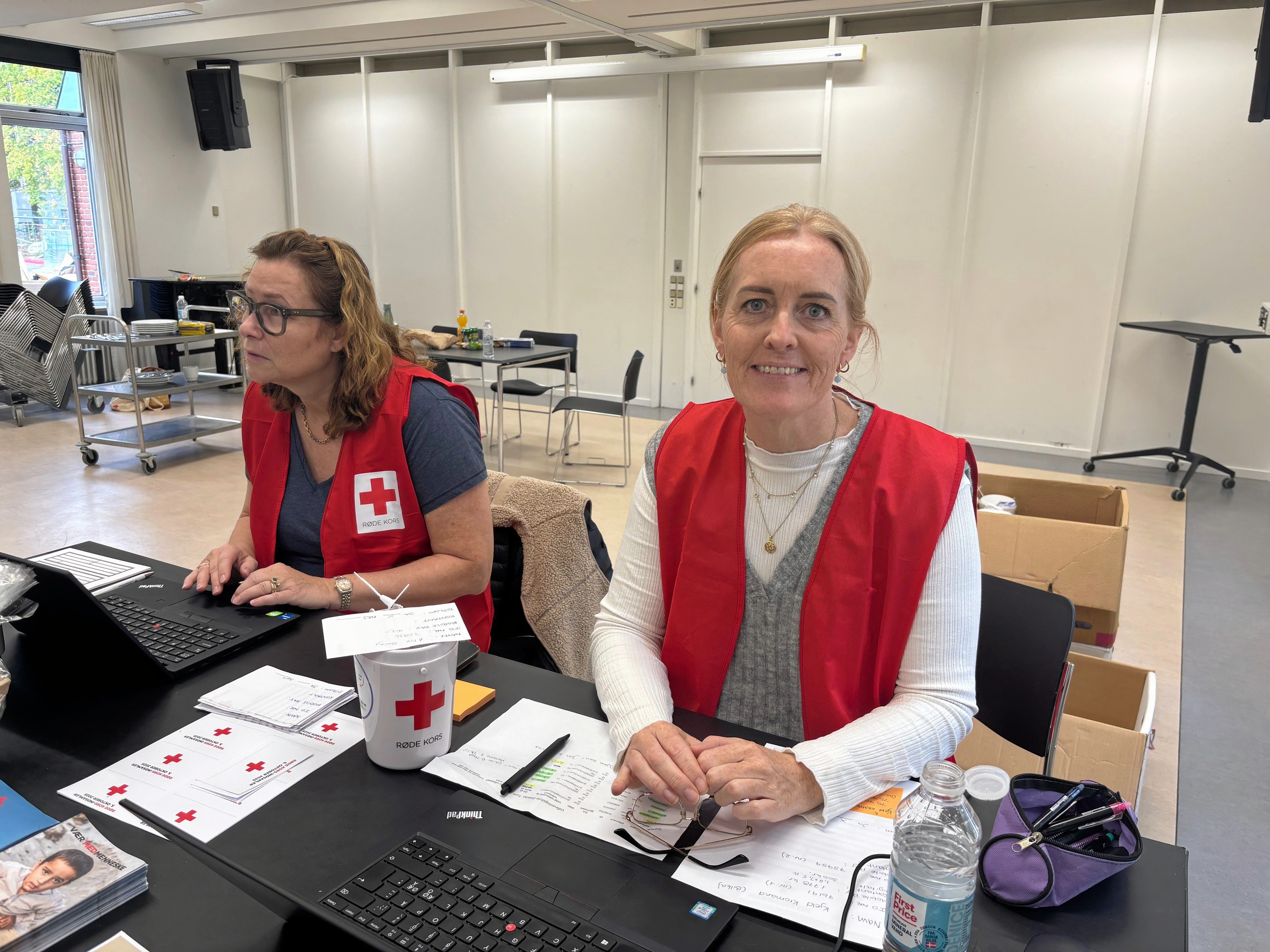 Frivillig Vivian Sommer og indsamlingsleder Belinda Thune sad klar på indsamlingsstedet i Greve Borgerhus.