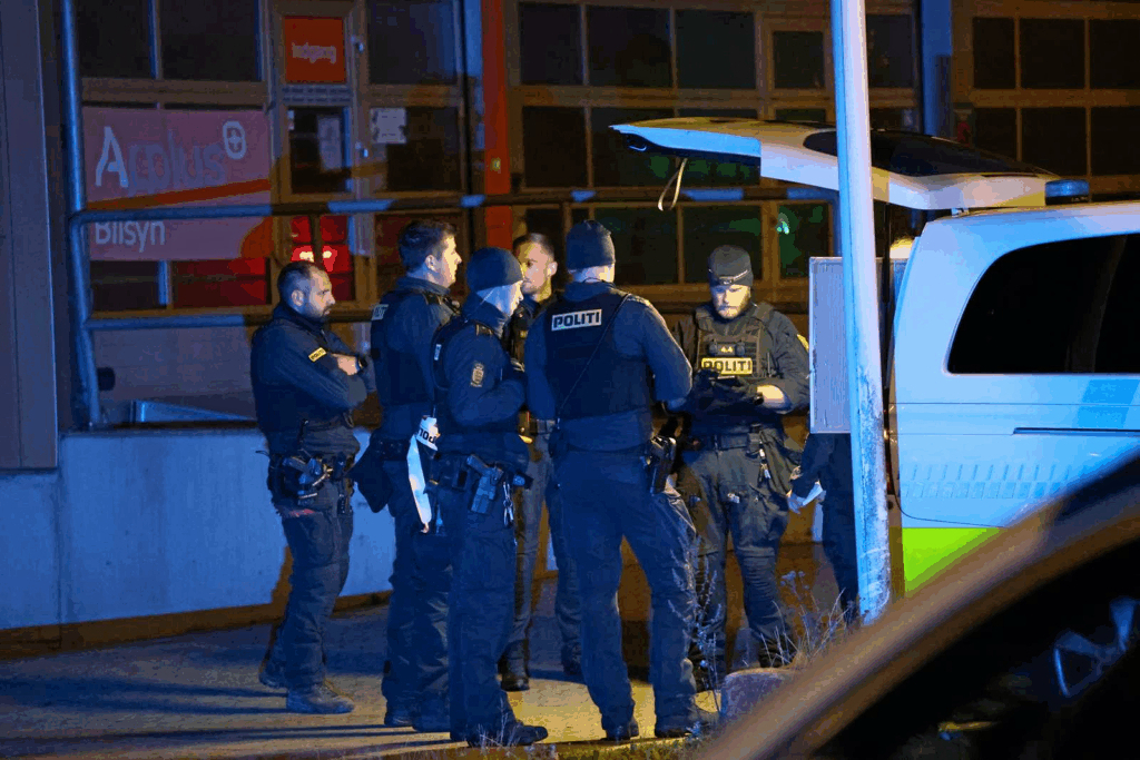 Politiet rykkede talstærkt ud efter dobbeltpåkørslen og overfaldet på en 62-årig mand. Man vil stadig gerne tale med vidner til episoden.