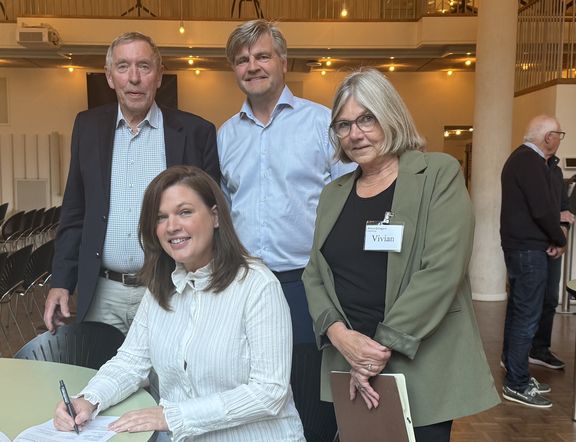 På billedet ses fra venstre Erik Daugaard Jensen, der er formand for Ældre Sagen Fredensborg, udvalgsformand Louise Mehnke, borgmester Thomas Lykke Pedersen og Vivian Barnekow, som er næstformand for Ældre Sagen Fredensborg.