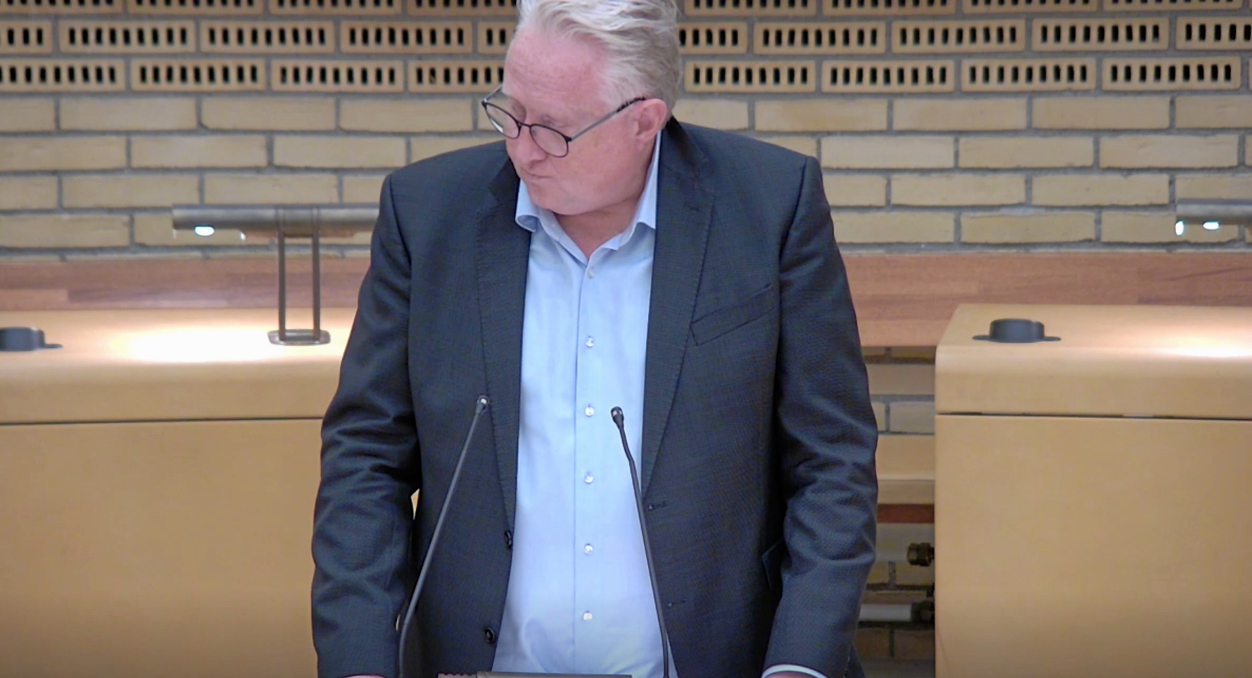 Kristian Tørning (DF) stillede flere spørgsmål til borgmester Trine Græse angående bostedet på Granvej 12 i Bagsværd. - gladsaxe.kommune-tv.dk Kristian Tørning (DF) stillede flere spørgsmål til borgmester Trine Græse angående bostedet på Granvej 12 i Bagsværd.