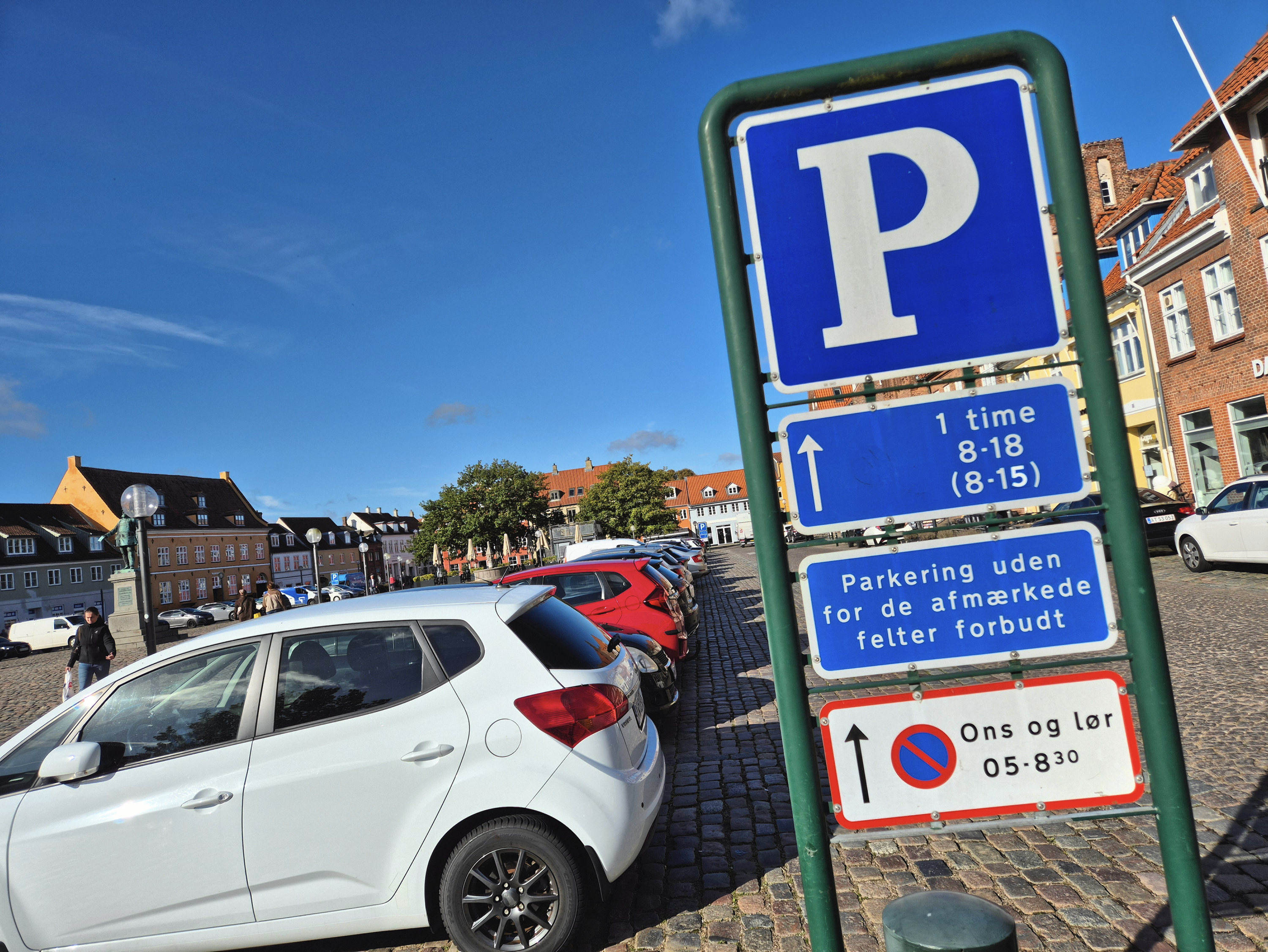 - Kunderne er glade, men alt andet lige må to timers gratis parkering medføre færre antal biler til midtbyen og dermed færre kunder til butikkerne i midtbyen, skriver Gert Hansen i dette debatindlæg om én af de politiske beslutninger, som det 'nye' flertal har fået gennemført i løbet af de første 100 dage.