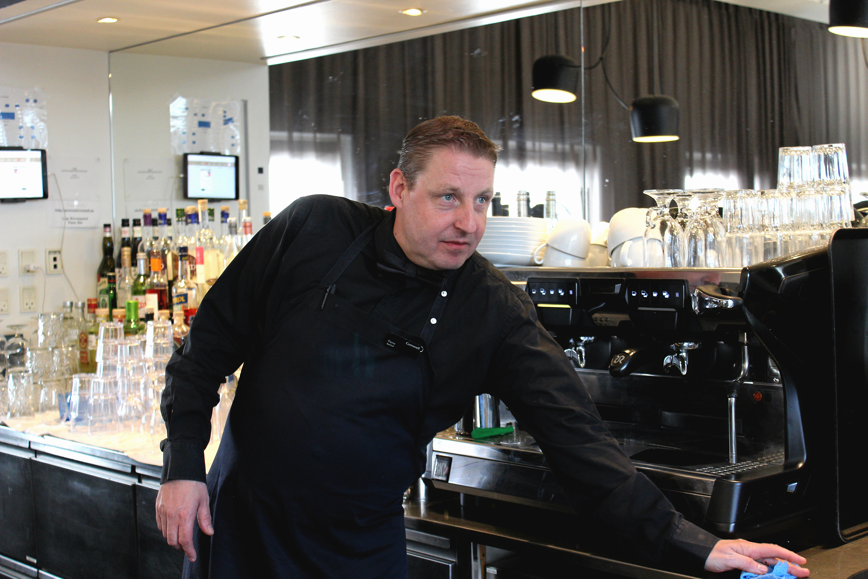 Pierre Johansson er bartender på Comwell Borupgaard i Snekkersten, tæt på Helsingør, hvor han startede tilbage i 2006. Han pendler hver dag fra Helsingborg. Han sætter pris på at arbejde i Danmark og vil ikke bytte for et tilsvarende job i Helsingborg, fordi det for ham er rart ikke altid at støde på sine kunder der, hvor han bor.