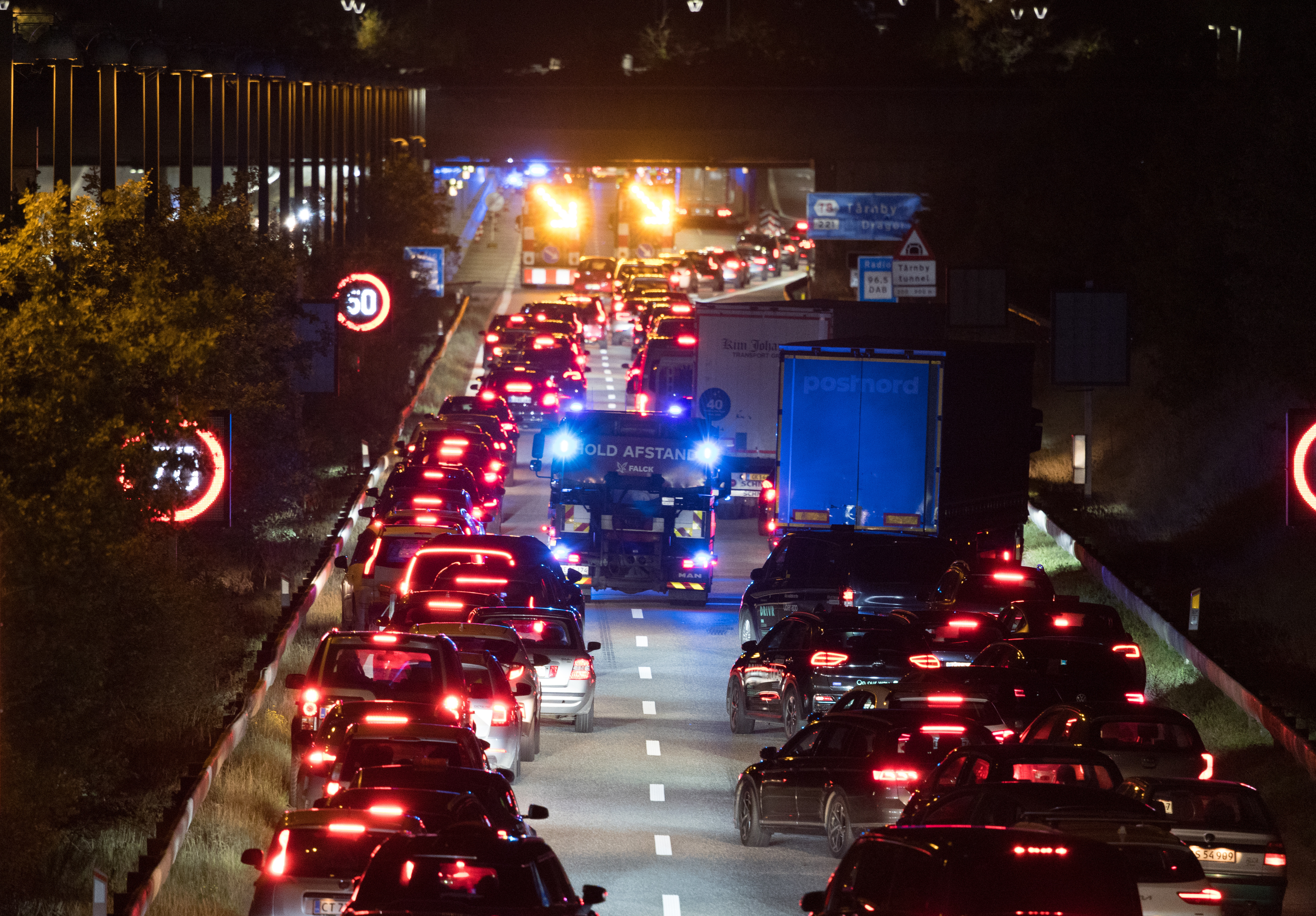 Politi og redningsarbejdere er til stede ved Tårnbytunnellen på Amager hvor en færdselsuheld har fundet sted fredag den 10. oktober 2025.