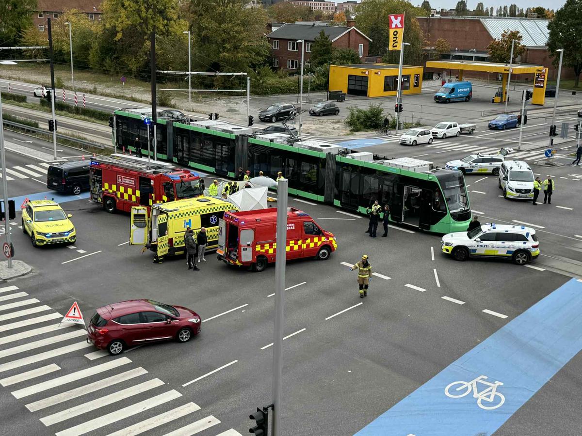 En 59-årig cyklist omkom i weekenden, da han blev ramt af et letbanetog.