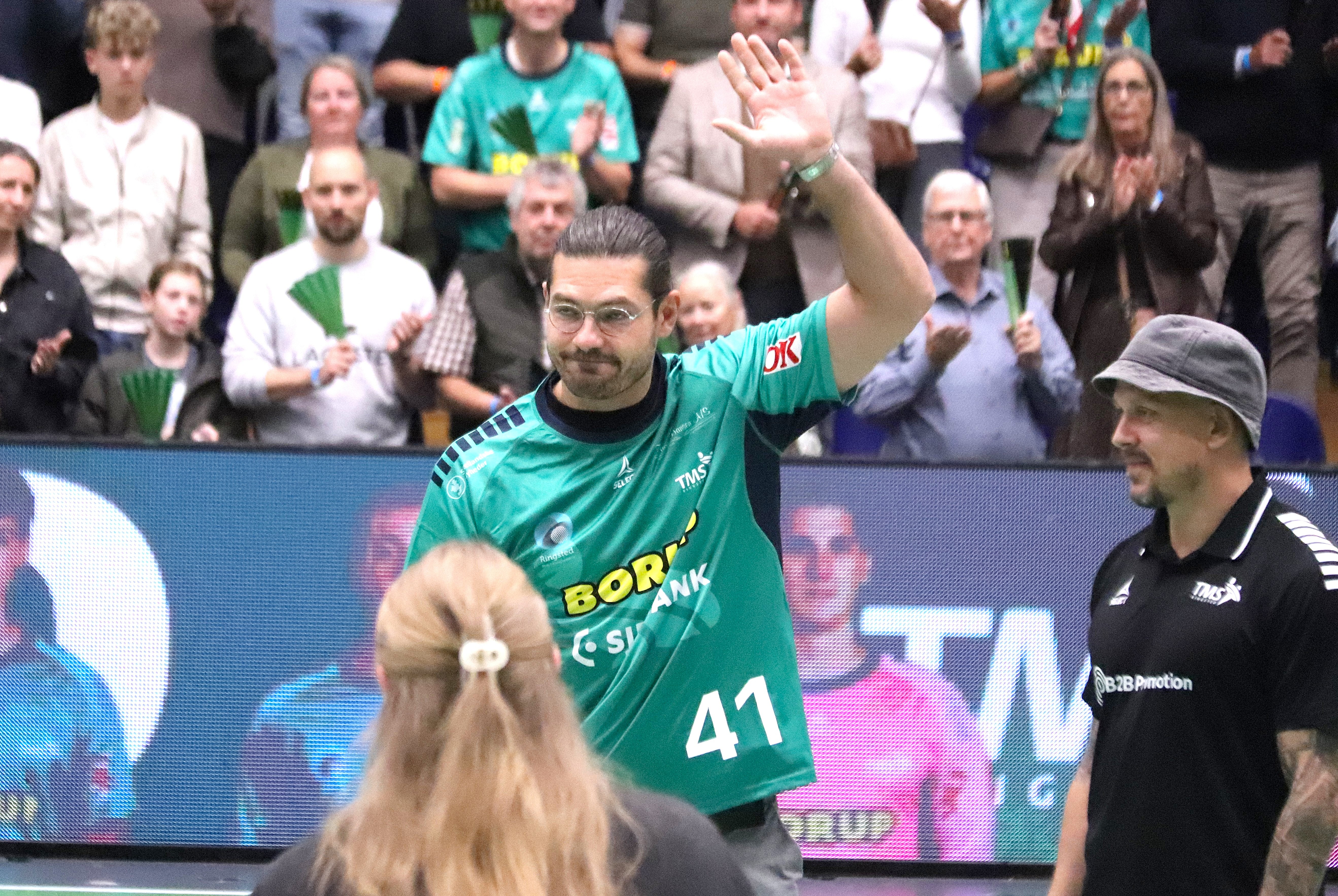 Evgeni Pevnov hér sammen med sportschef Morten Olsen før kampen mod SønderjyskE.