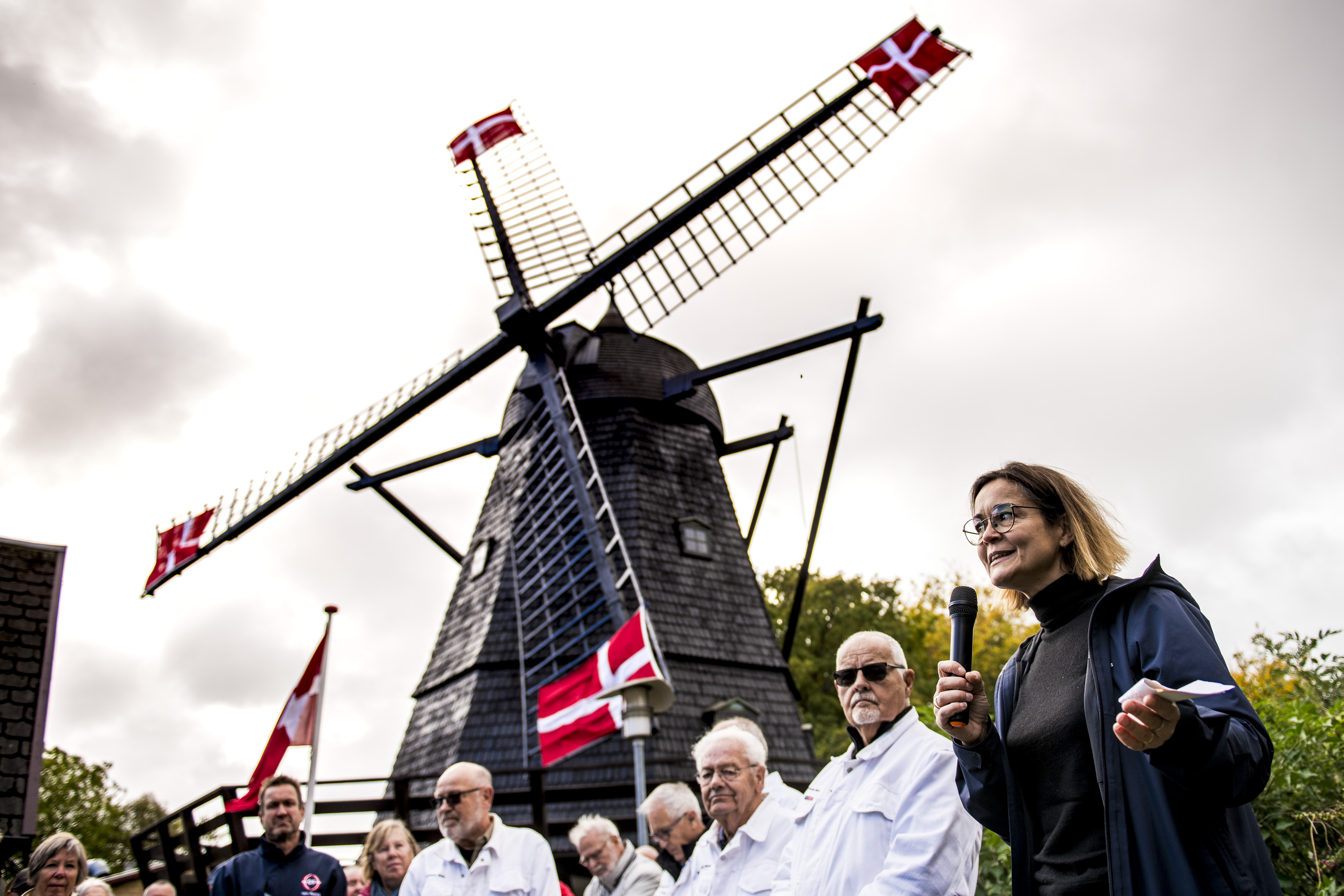 Mens vinden tager fat i vingerne, fortæller Lisbeth Hollensen fra Forstadsmuseet om nogle af de folk, der har haft deres gang i Brøndbyvester Mølle.