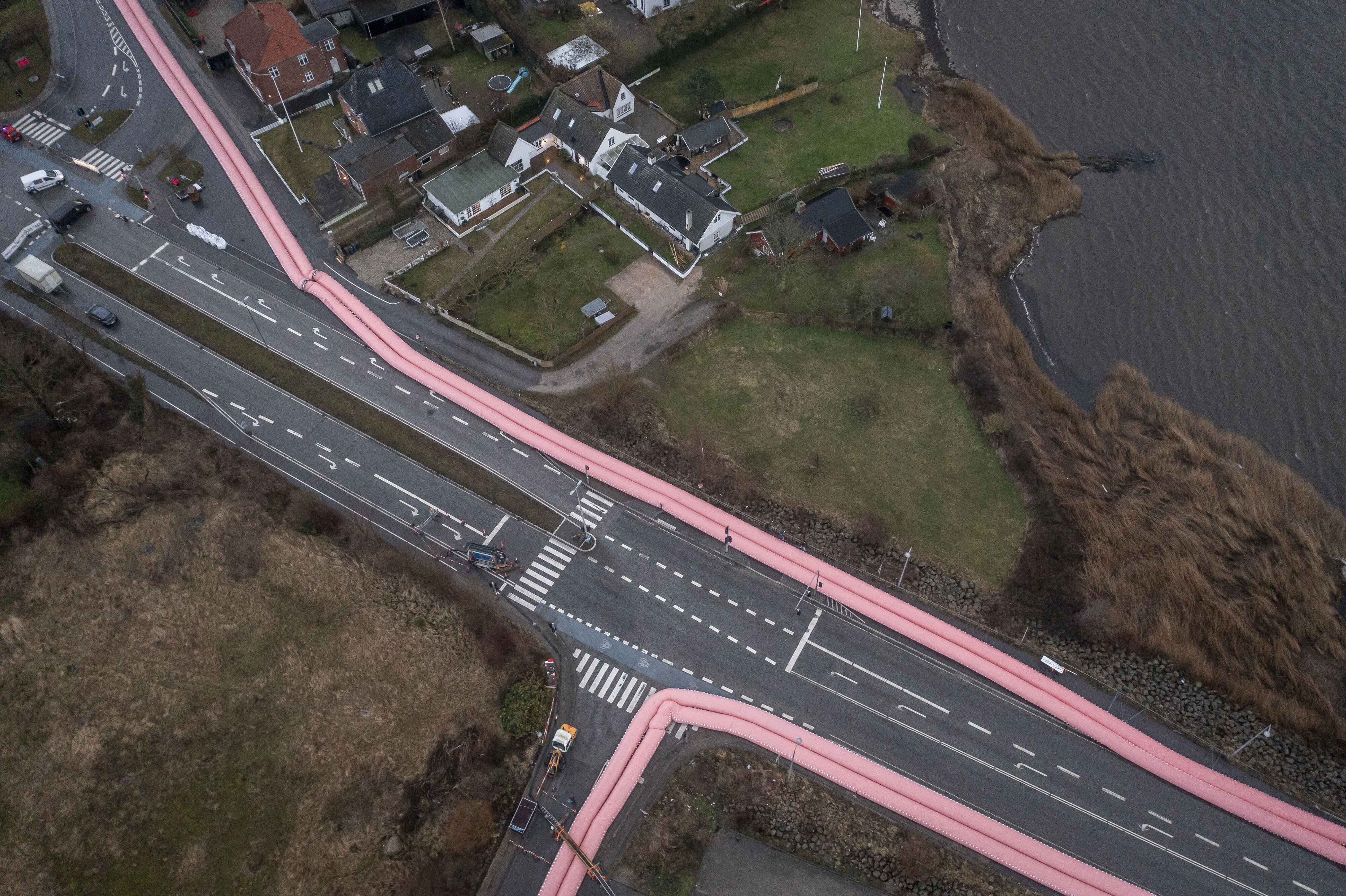 Watertubes er en slags mobile dæmninger mod indtrængende vand. Billedet her er fra området omkring Kronprins Frederiks Bro ved Frederikssund 29. januar 2022. (Arkivfoto).