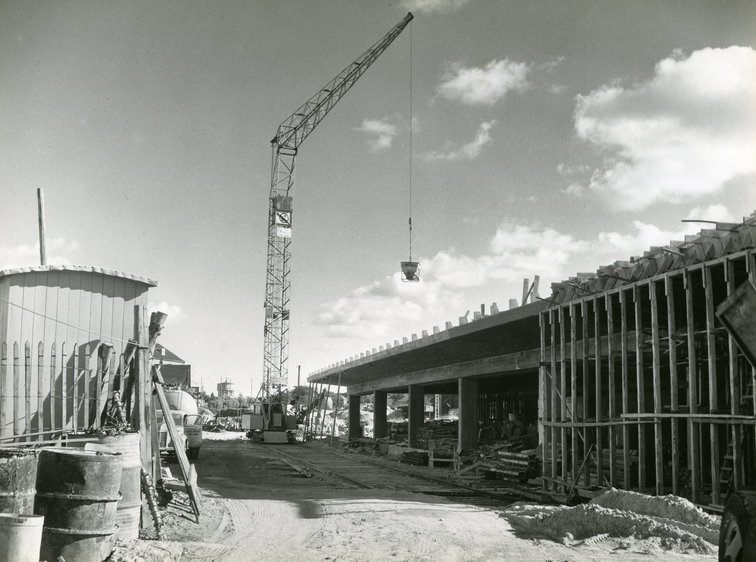 Lyngby Omfartsvej under anlæggelse. Billedet er taget mod Jægersborg i syd fra den sydlige ende af Jernbanepladsen, cirka 1958.