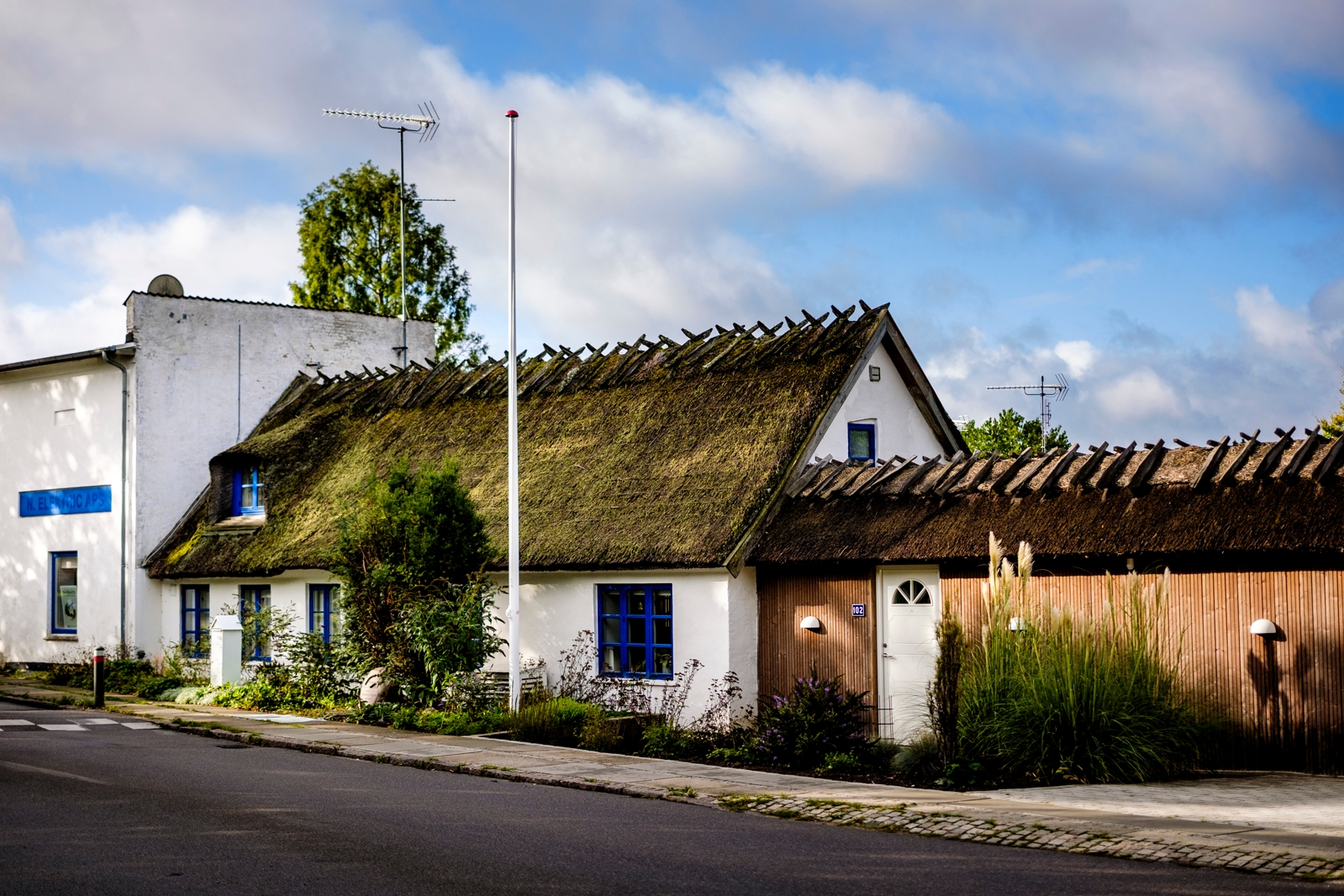 Borgmesterens hus er et af de ældste i Brøndbyøster Landsby og klassificeret som bevaringsværdigt. Gennem årene har borgmesteren og hendes ægtefælle foretaget flere ændringer, uden at kommunen blev spurgt om lov på forhånd, sådan som lokalplanen ellers kræver. - Robert Hendel Borgmesterens hus er et af de ældste i Brøndbyøster Landsby og klassificeret som bevaringsværdigt. Gennem årene har borgmesteren og hendes ægtefælle foretaget flere ændringer, uden at kommunen blev spurgt om lov på forhånd, sådan som lokalplanen ellers kræver.