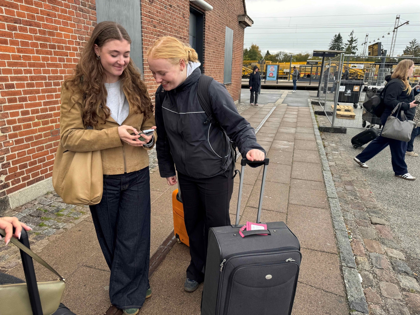 Julie Aaen (tv) og Lea Larsen var på vej fra Aalborg til Københavns Lufthavn, da de strandede i Ringsted. - Povl Arne Petersen Julie Aaen (tv) og Lea Larsen var på vej fra Aalborg til Københavns Lufthavn, da de strandede i Ringsted.