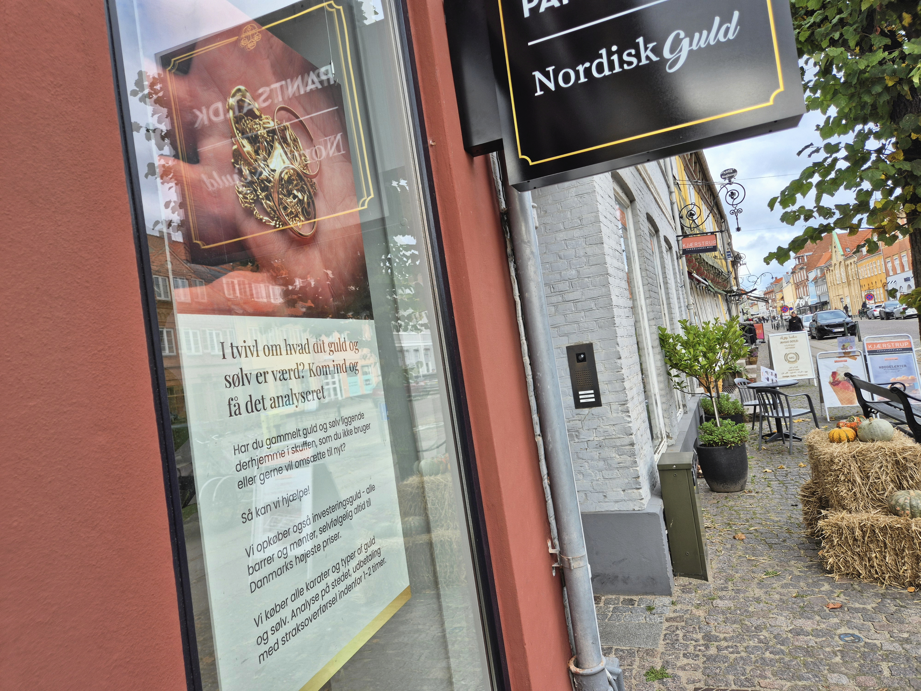 Nordisk Guld har fået en yderst travl start i Køge - ikke mindst på grund af den stærkt usædvanlige udvikling i de aktuelle guldpriser.