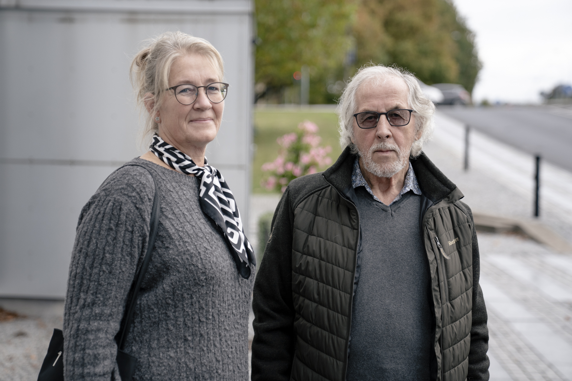 Susanne Lundholm og Ejlif Larsen var på rådhuset for at aflevere underskrifter mod julemarked.