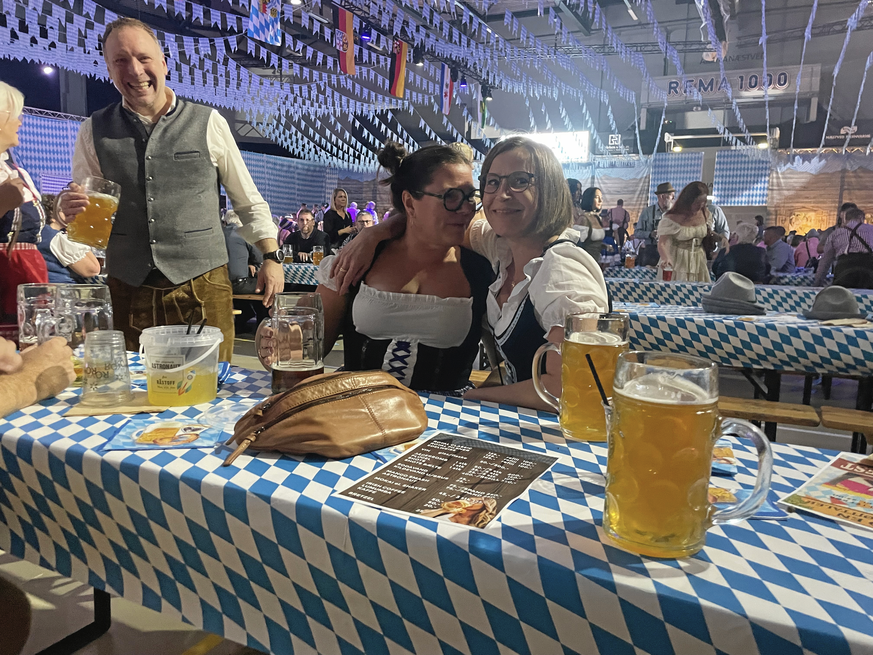 En oktoberfest med optræden, livemusik, dans og spisning falder fortsat indenfor rammerne af lovlige arrangementer, lyder vurderingen.