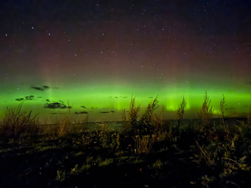Nordlys lyser nattehimmelen op.