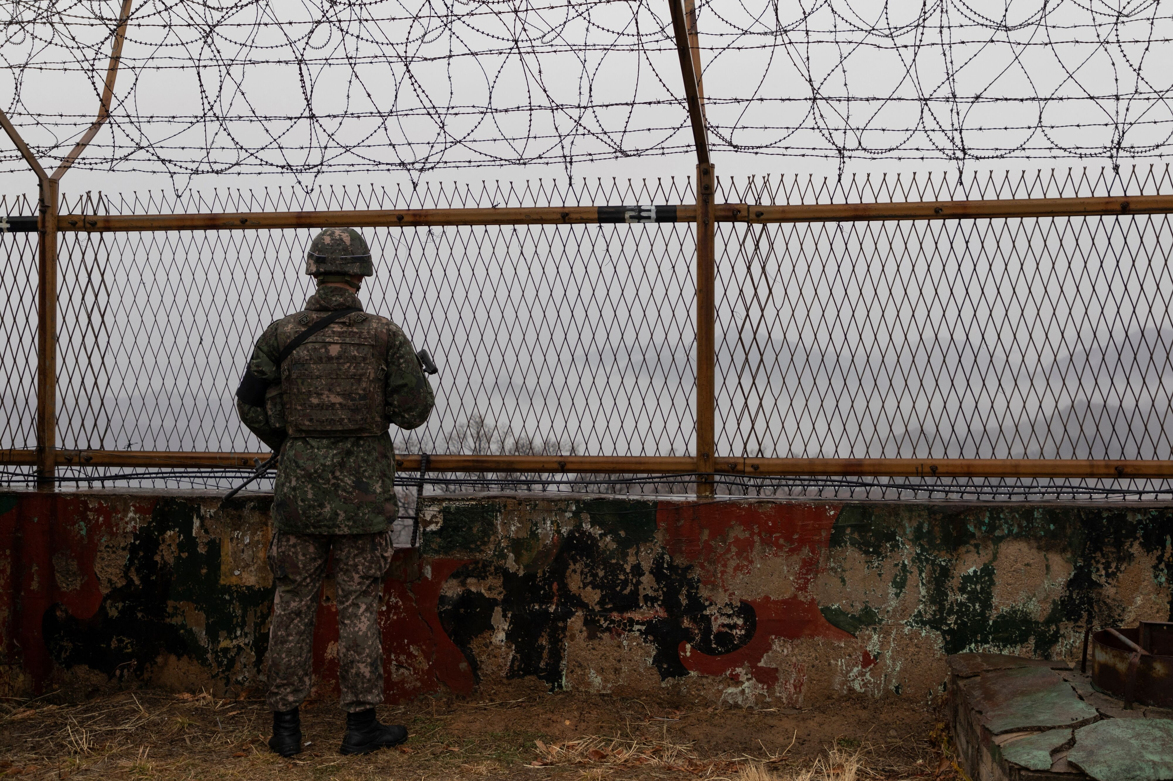 En sydkoreansk soldater holder vagt nær den militære demarkationslinje ved grænsen mellem Nordkorea og Sydkorea. Søndag lykkedes det en nordkoreansk soldater at krydse den tæt bevogtede grænse. (Arkivfoto).