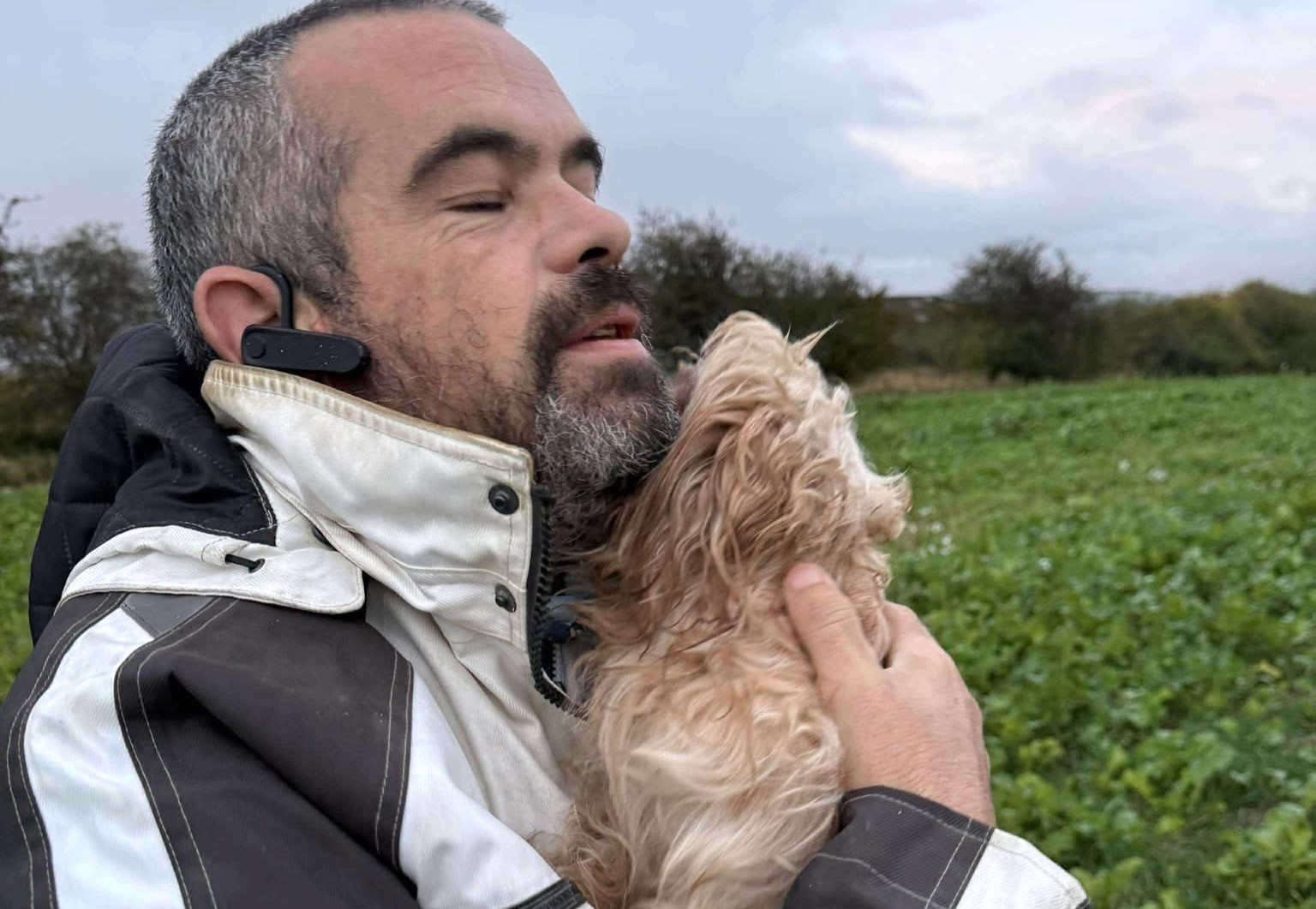 Morten Albin Hansens hund Hayden løb væk hjemmefra. Han var væk i fem dage, før ejer og hun blev lykkeligt genforenet.
