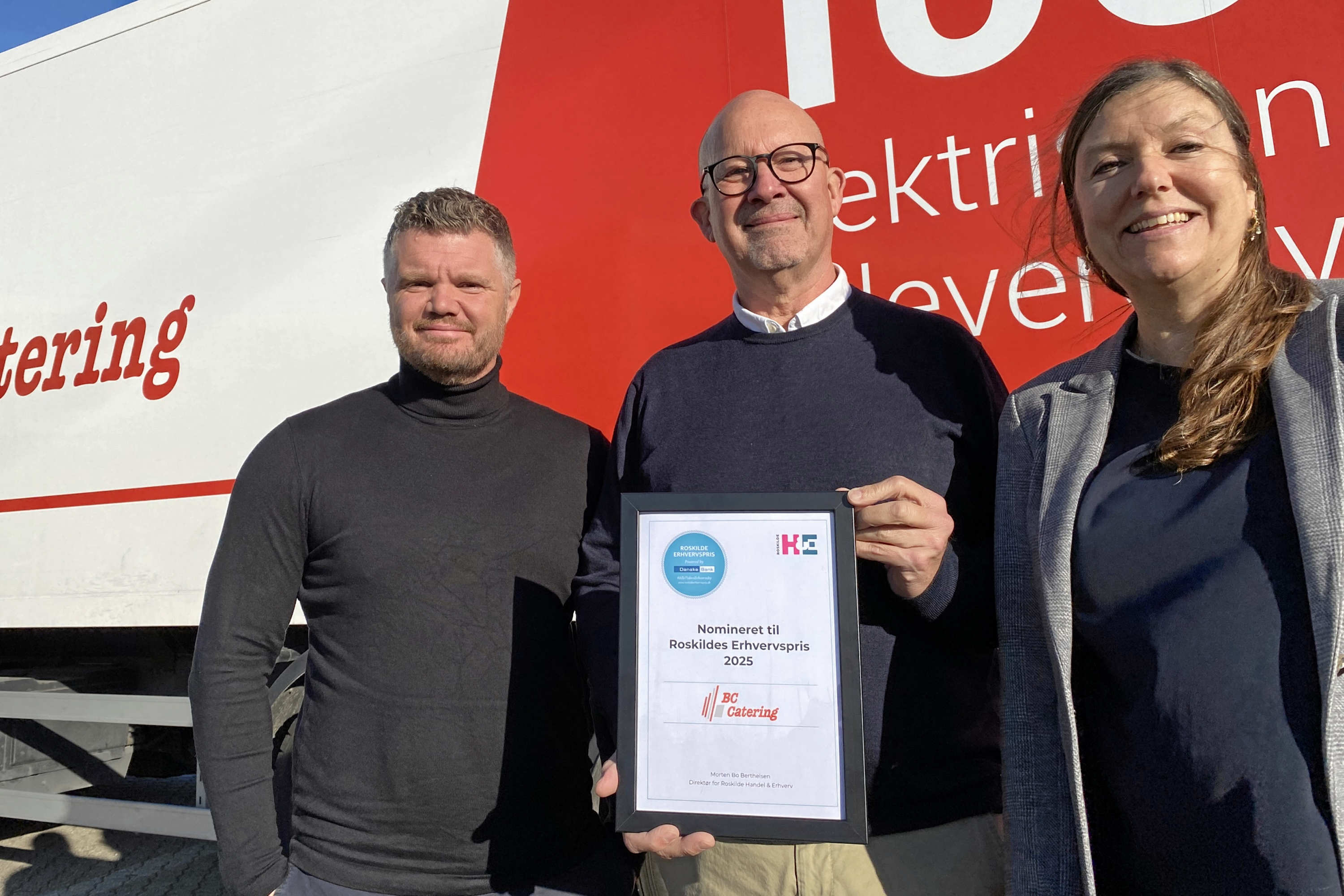 BC Catering er nomineret til Roskilde Erhvervspris. Jørgen Pedersen fra BC Catering ses mellem Nikolaj Worch fra Roskilde Handel & Erhverv og Eva B. Jensen fra Danske Bank.