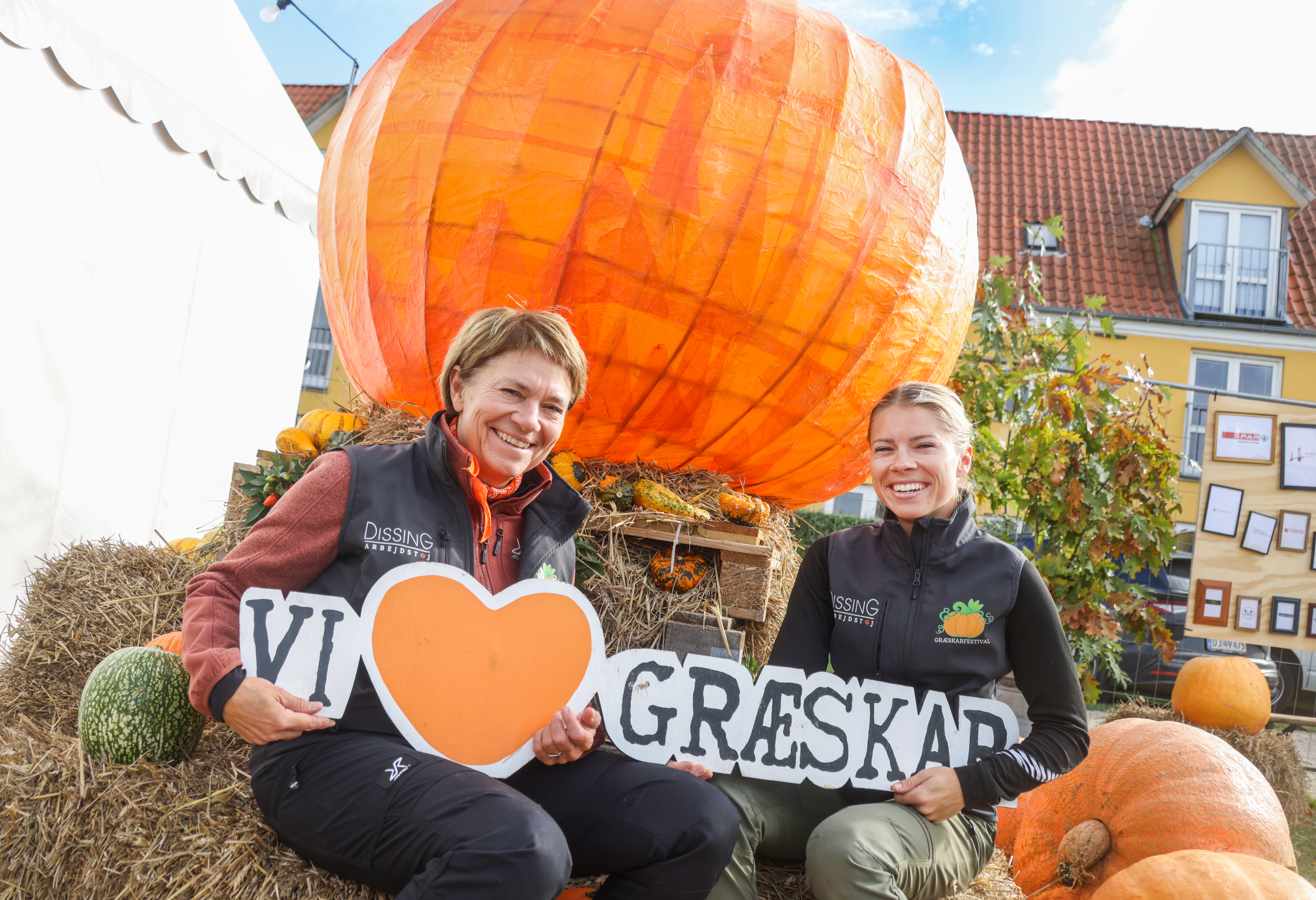 En ny græskarfestival er lige om hjørnet i Skælskør. Også i år med helt nye aktiviteter på programmet. På billedet Pia og Mette Kimer.