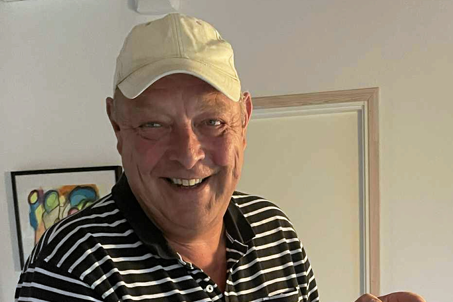 Forfatterdebutant har fundet inspiration i provinsbyens mennesker og ikke mindst knudepunktet: Runddelen, og givet det hele et internationalt pust.