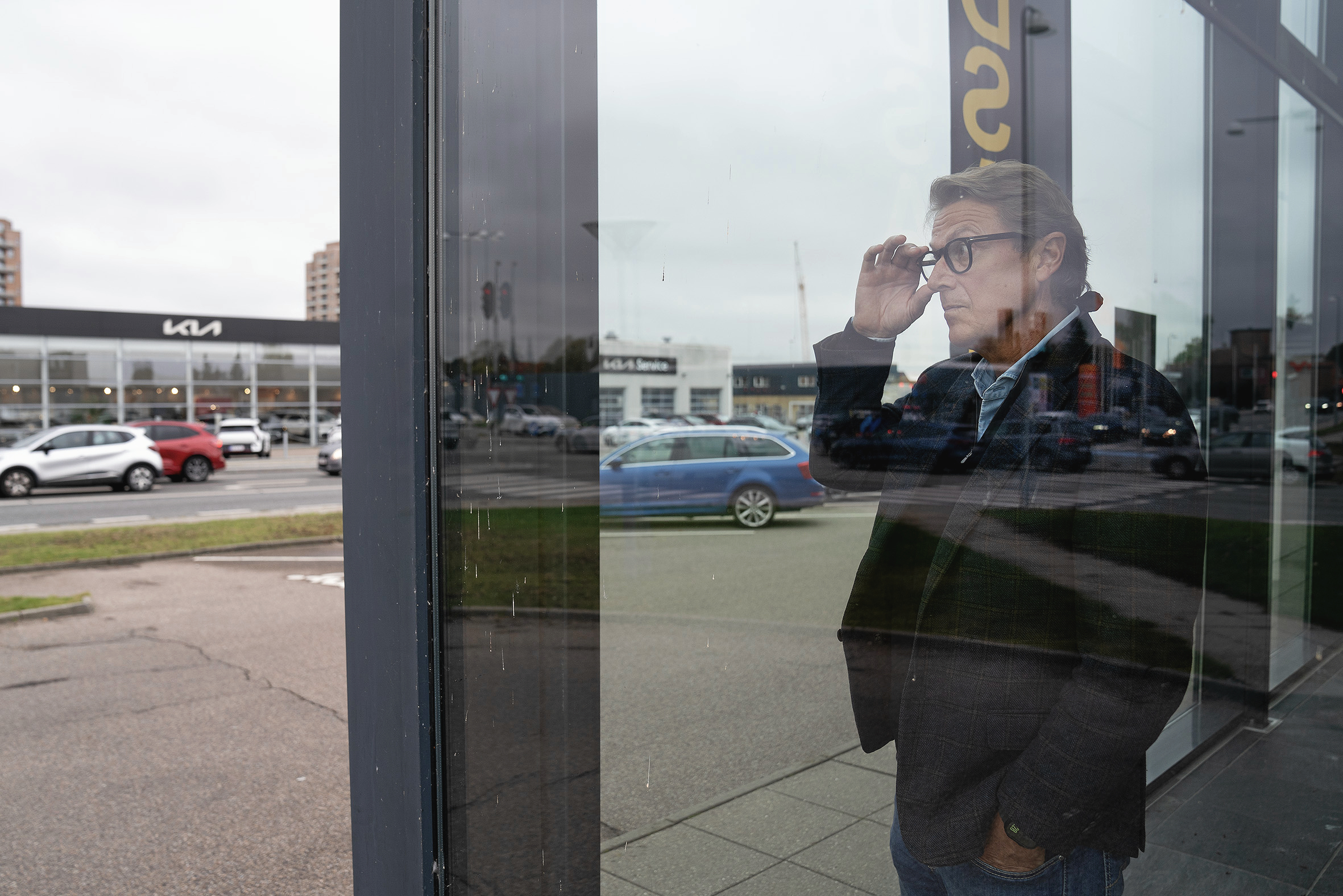 Jesper Laugmanns butiksejendom står tom, efter hans lejer Norliving gik konkurs. Stramme regler gør, at han endnu ikke har lejet lokalet ud igen, og han mener, Hillerød Kommune forskelsbehandler.