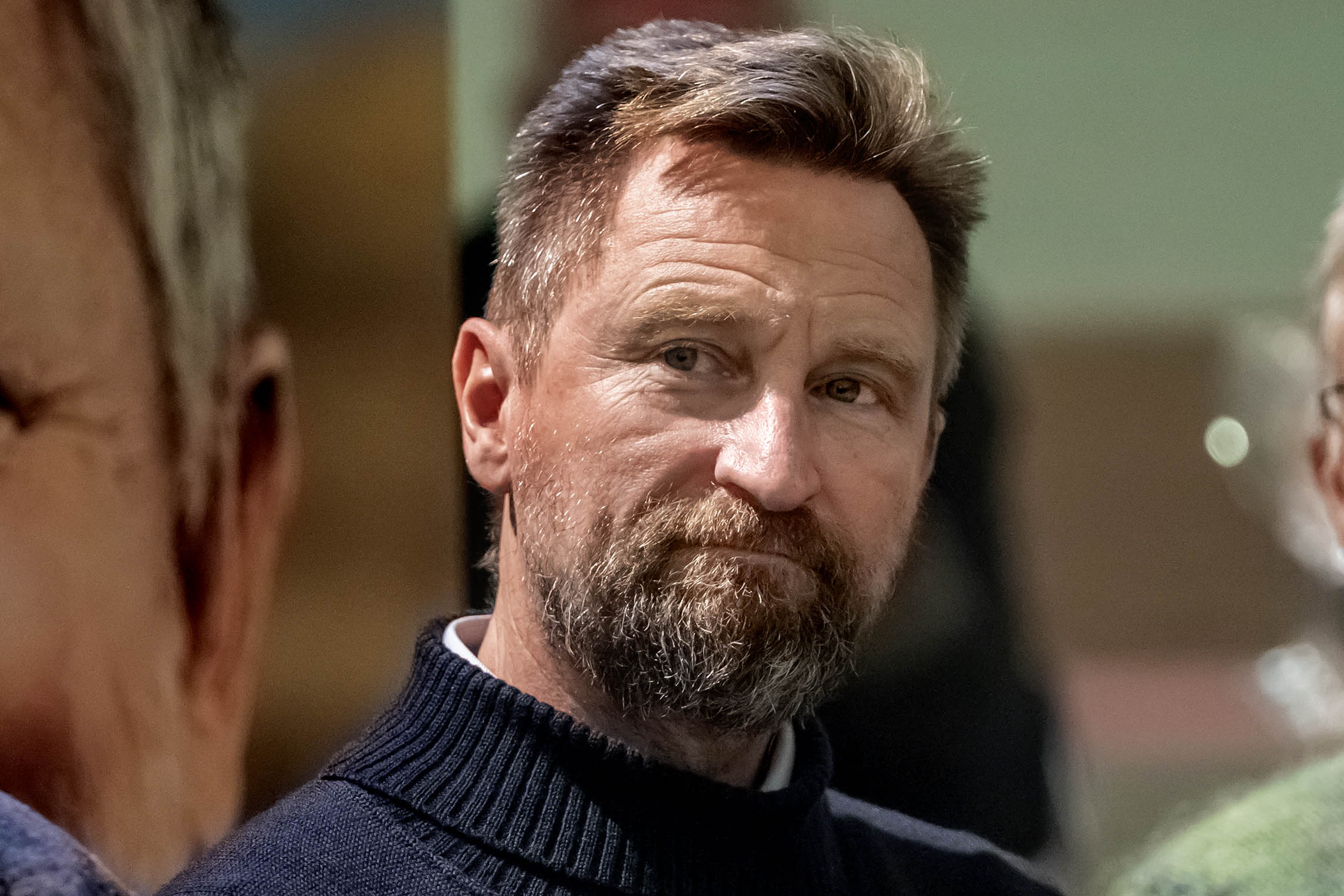 Jeppe Trolle provokerer Merete Dea Larsen.