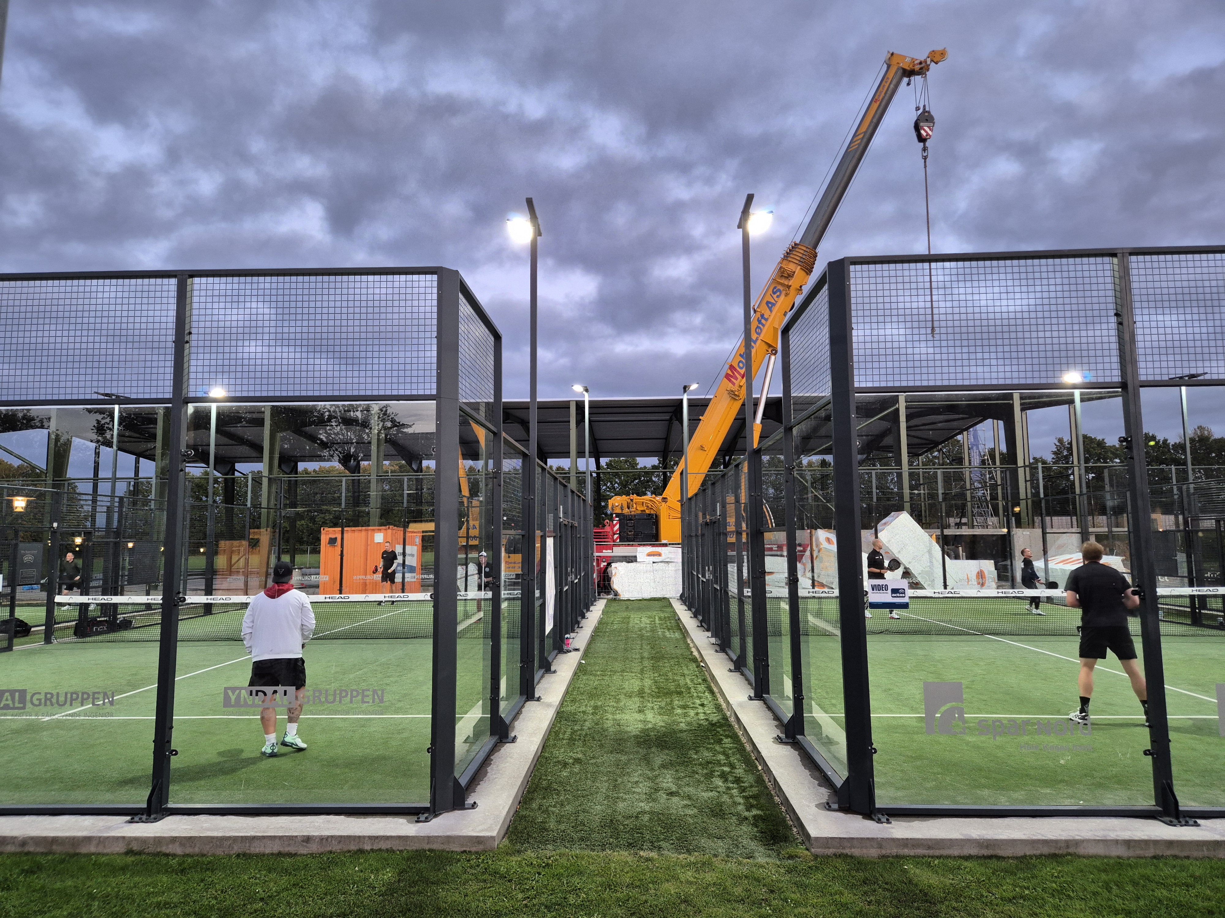 Køge Padel Center har allerede seks udendørs baner, men de bliver nu suppleret af et indendørscenter med yderligere fire dobbelbaner