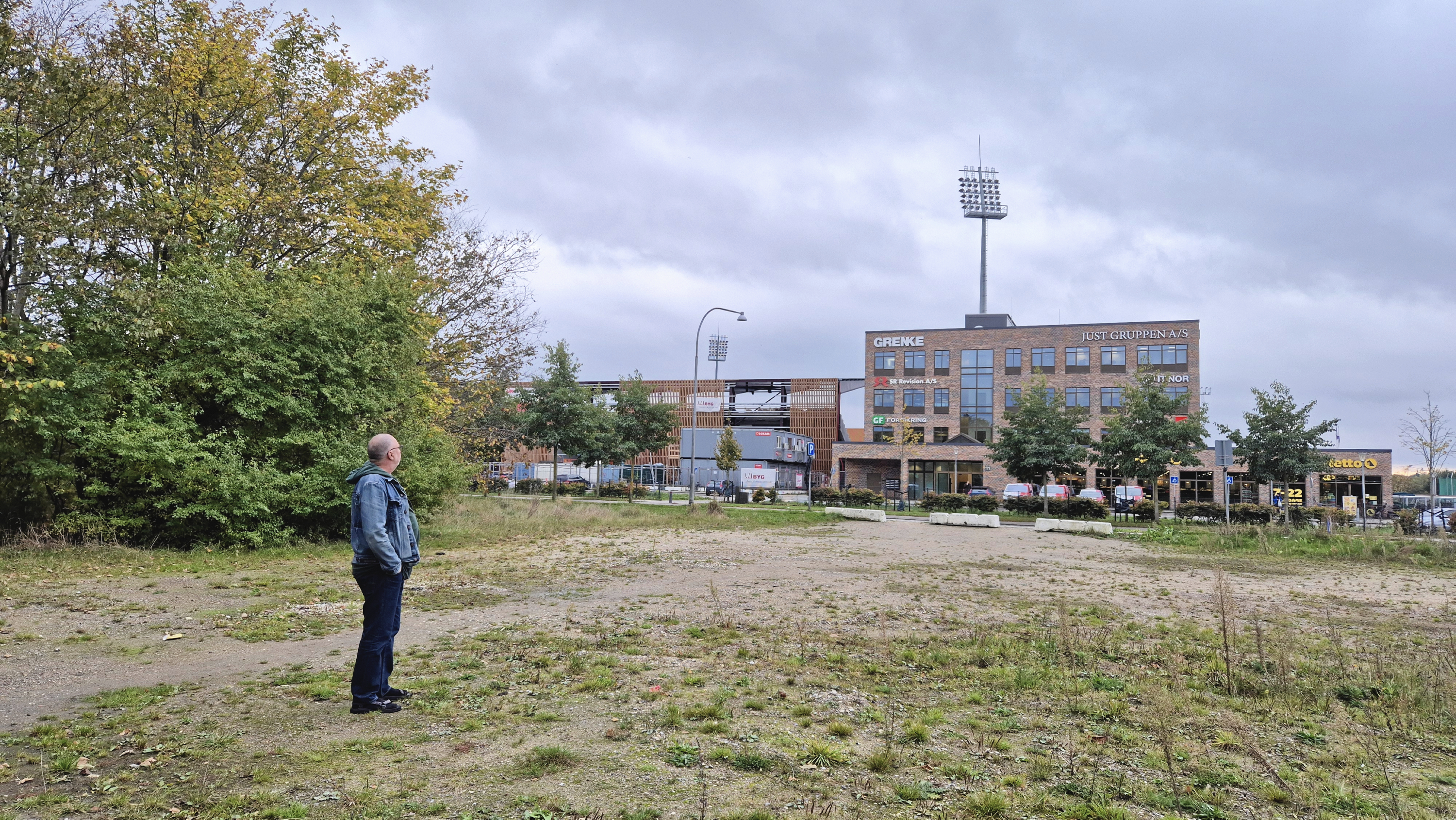 Beboere i området protesterer kraftigt over det kommende byggeri på det grønne område, overfor idrætsparken. Her ses Carsten Røjgaard, der er en vokal modstander af boligprojektet, ved en tidligere lejlighed.