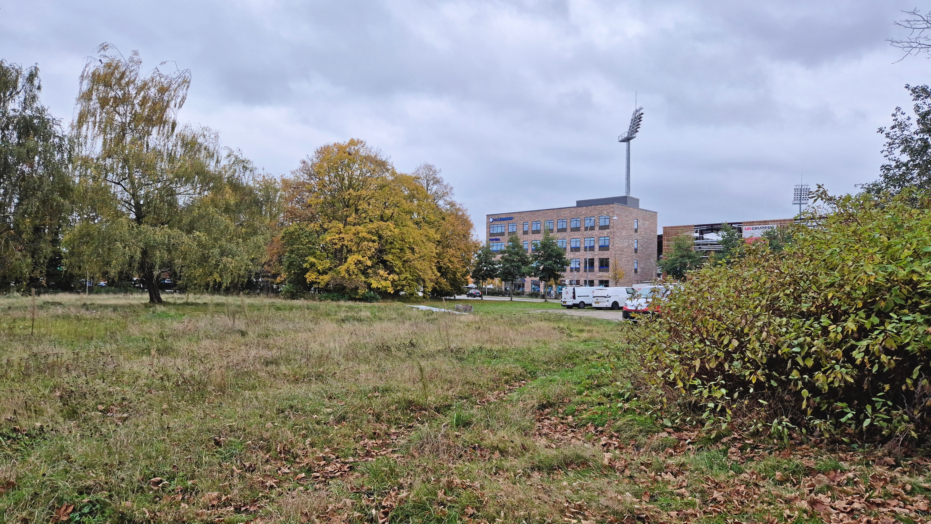 De er blandt andet bange for, at området slet ikke kan suge så meget vand i fremtiden, hvis det fyldes op med beton, fliser og asfalt. - Torben Thorsø De er blandt andet bange for, at området slet ikke kan suge så meget vand i fremtiden, hvis det fyldes op med beton, fliser og asfalt.
