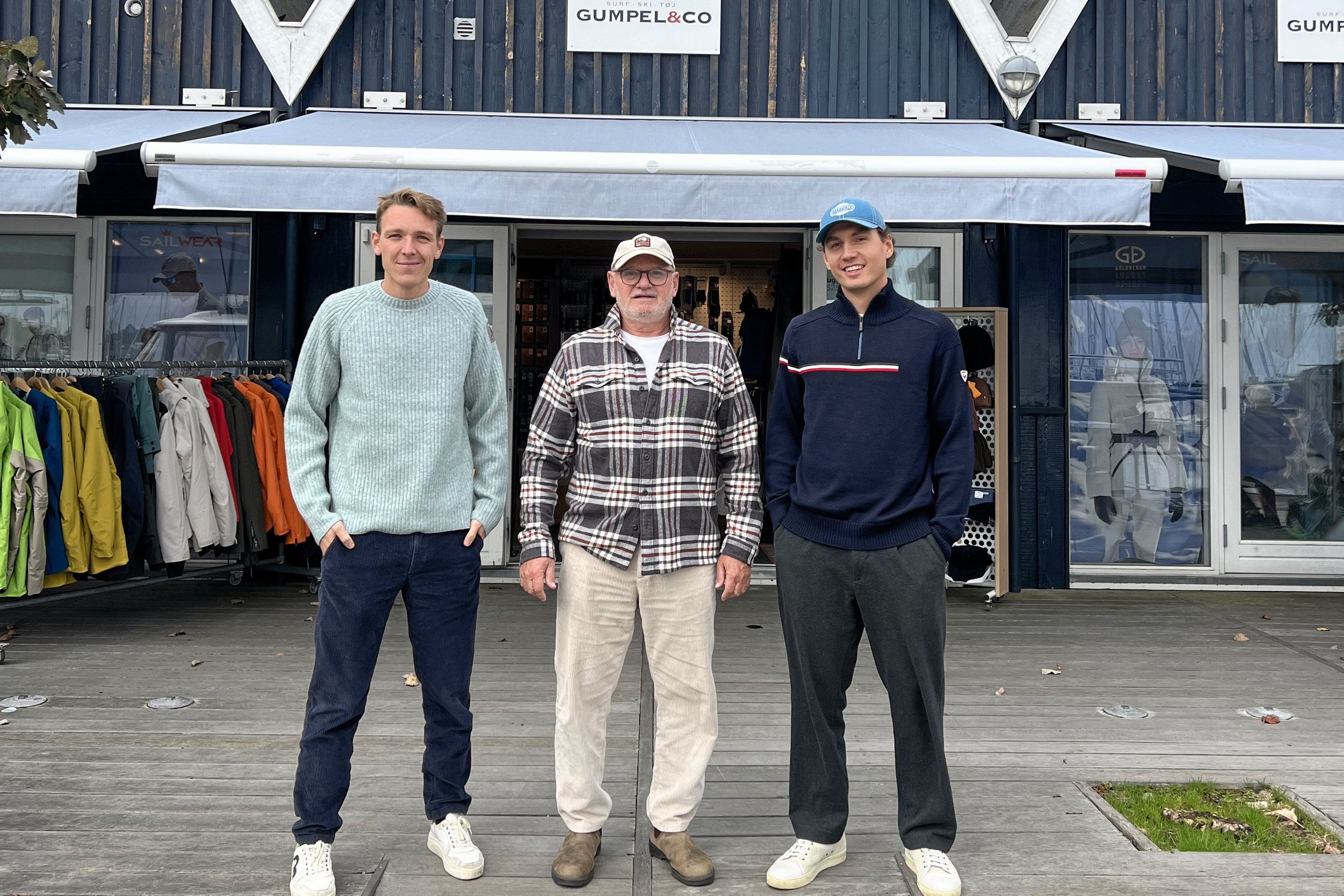Butiksnyt. Gennem de seneste år har et potentielt ejerskifte af Gumpel & Co været i spil. Nu er det endelig lykkedes for Bent Gumpel, her flankeret af det nye unge medejerteam, Kasper Wadum og Oliver Walbum.