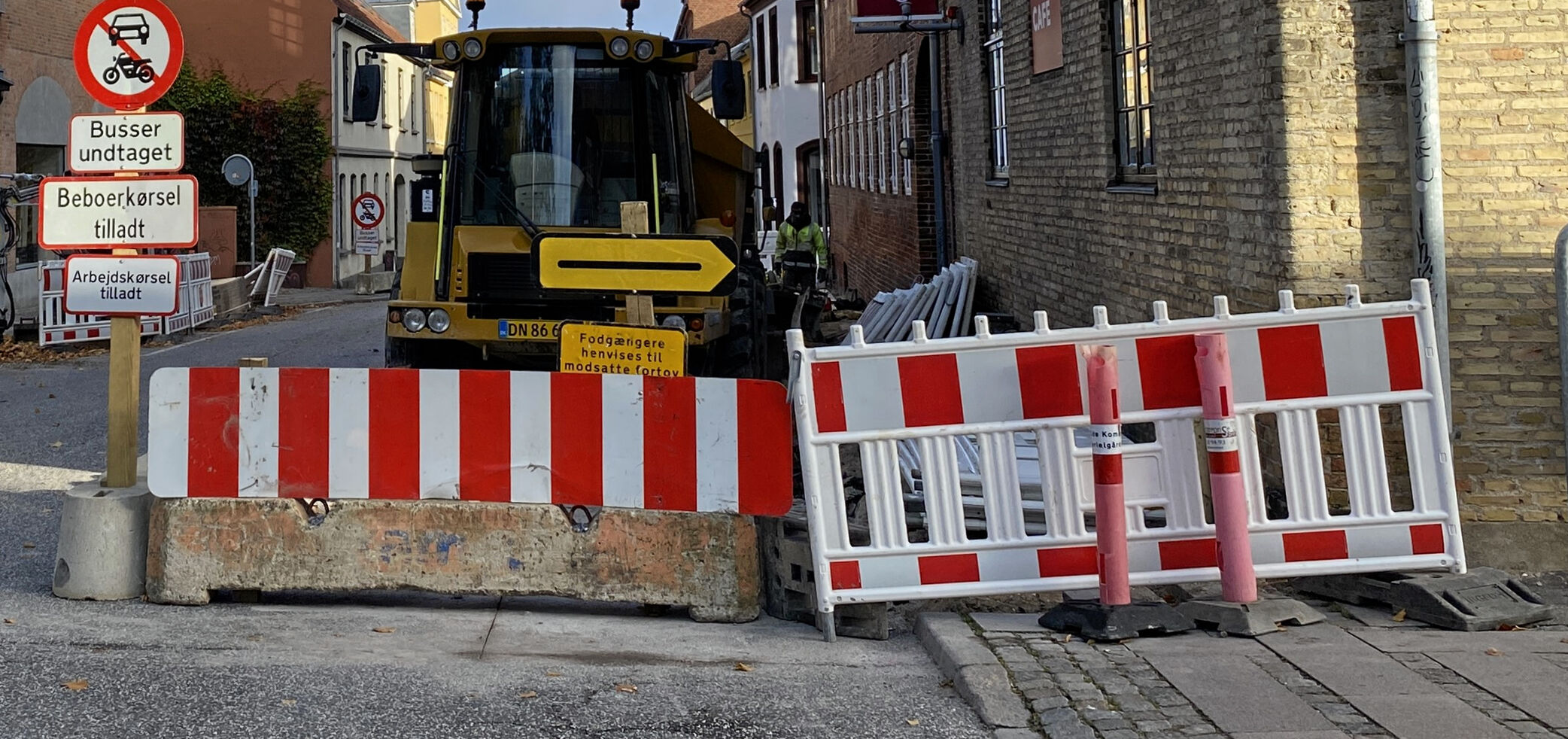 Nu bliver der helt lukket for trafik af hensyn til sikkerheden for arbejderne på stedet.