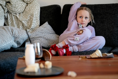 Gennem to år har Elvinas familie kæmpet for hende. De er bange for, at hun spiser et batteri, og det så kan hende fatalt for Elvina uden opsyn. - Thomas Olsen Gennem to år har Elvinas familie kæmpet for hende. De er bange for, at hun spiser et batteri, og det så kan hende fatalt for Elvina uden opsyn.