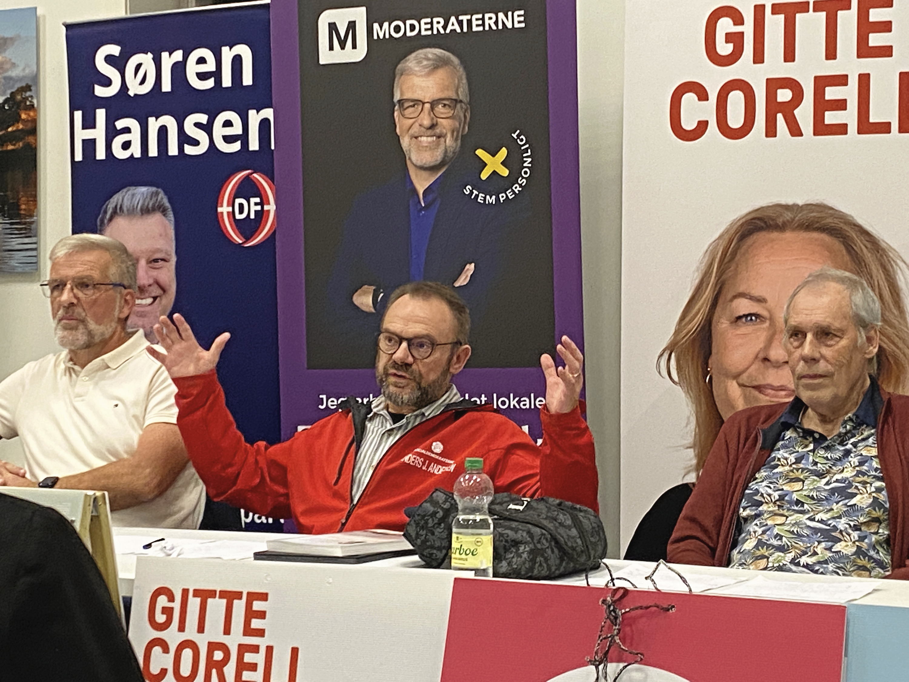 Anders J. Andersen, der her ses i midten af billedet, holder fast i, at en ensretning er den eneste rigtige løsning.