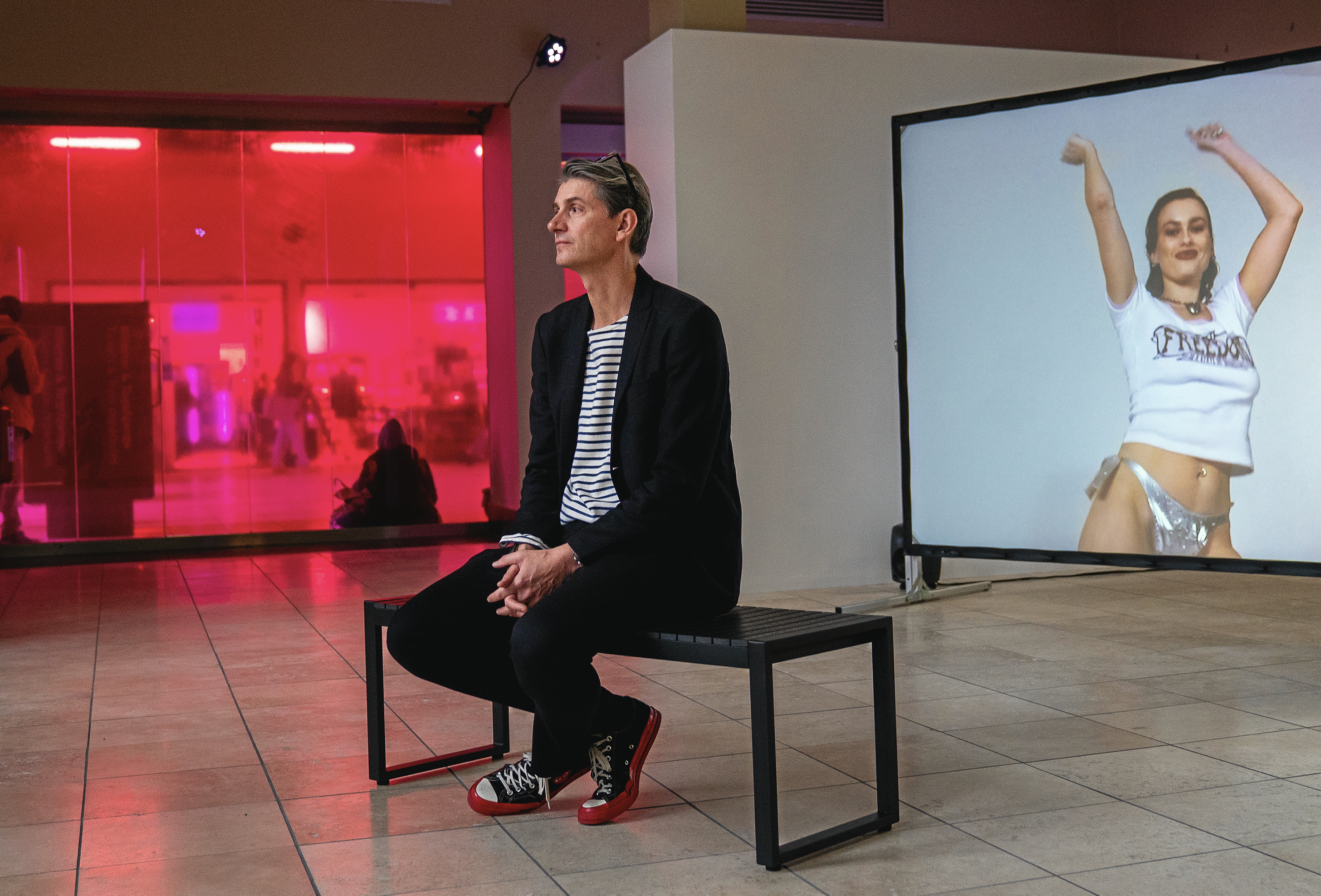 Museet for Samtidskunsts direktør Christian Skovbjerg Jensen er spændt på reaktionen, når museet viser udstillingen "Antibodies" af Maja Malou Lyse i det gamle billetkontor på Roskilde Station.