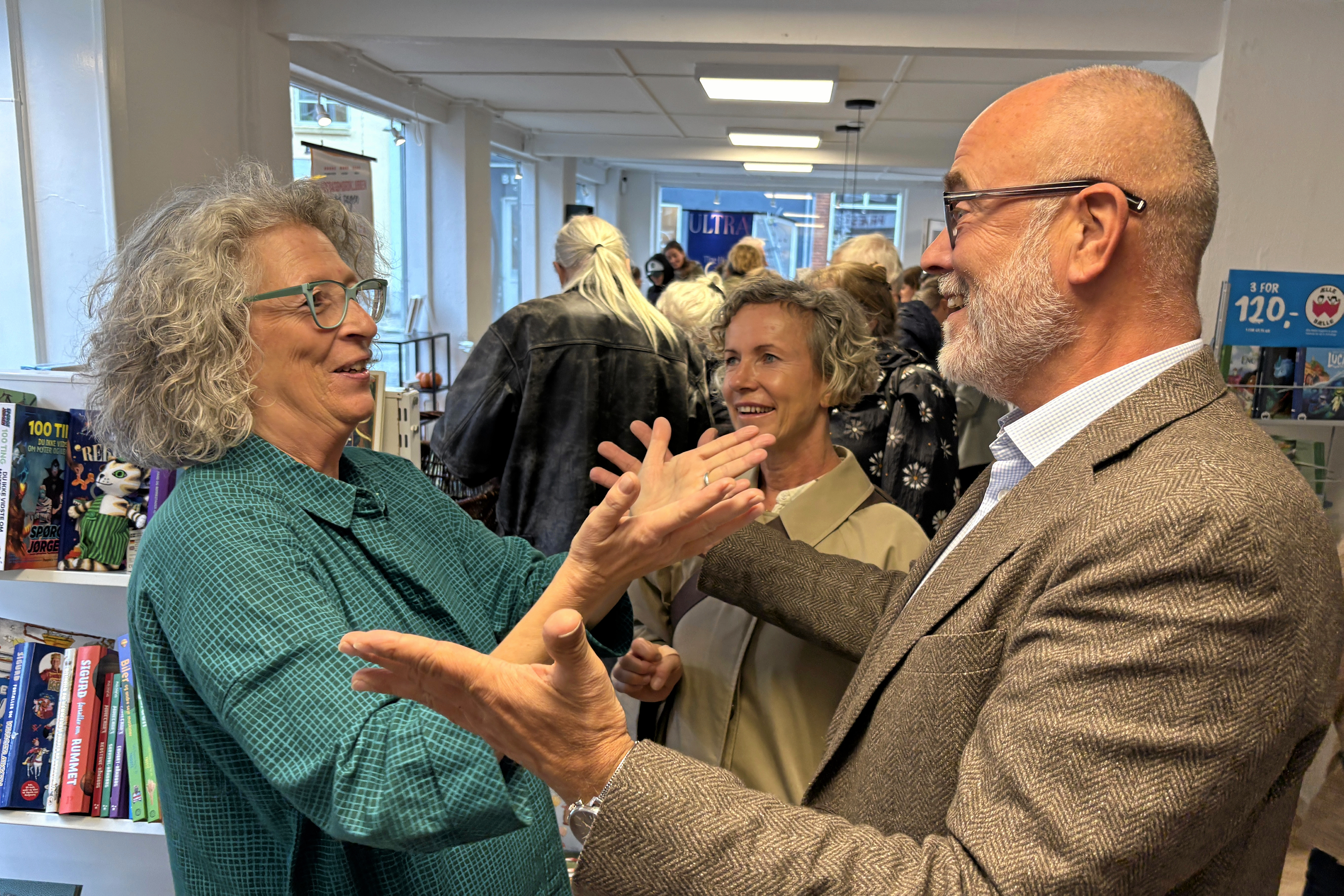 Dorte Krogsgaard fra Præstø Boghandel slår her et slag for vigtigheden af at støtte op lokalt. Her ses hun til venstre ved åbningen af boghandlen.