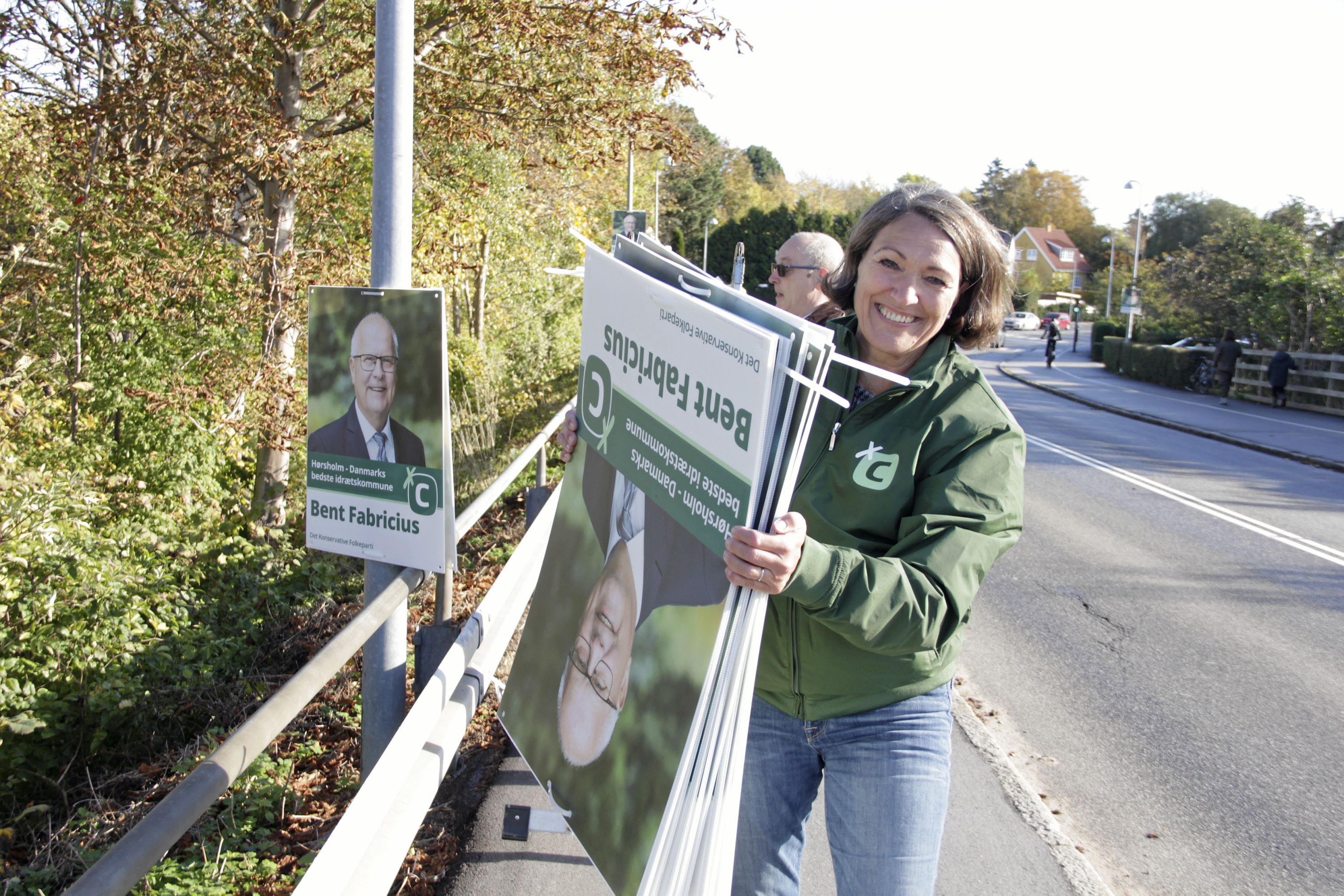 Lørdag går det løs og bydes lygtepæle bliver forvandlet til plakatsøjler. Her er det De Konservatives Annette Wiencken, der tog fat for fire år siden.