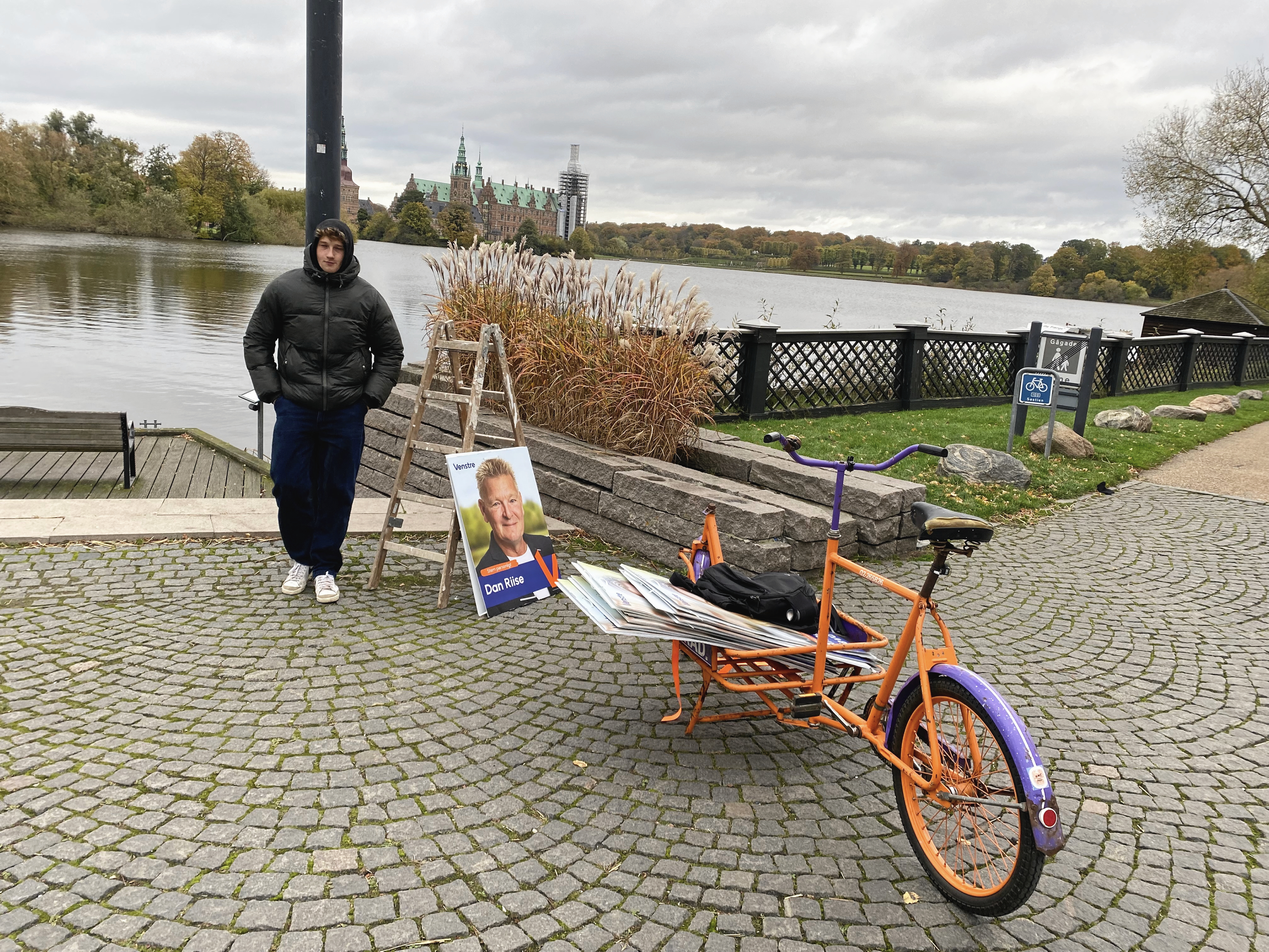 Lasse Kerlauge hjalp med at hænge valgplakater op for Venstre.