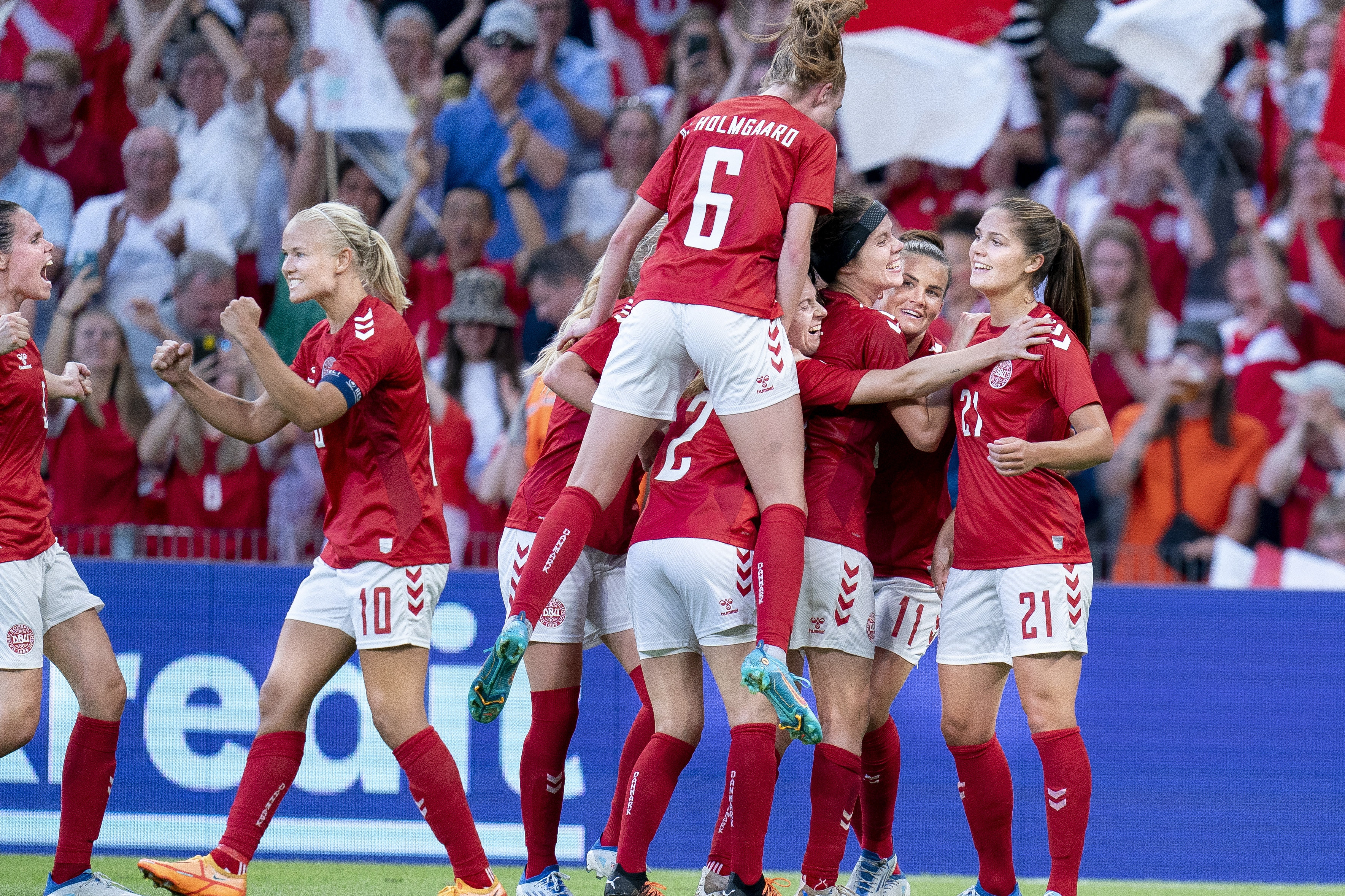 I 2022 var flere end 21.000 tilskuere på plads til opgøret mellem Danmark og Brasilien i Parken. Til kampen på tirsdag mod Finland er der solgt 15.000 billetter.