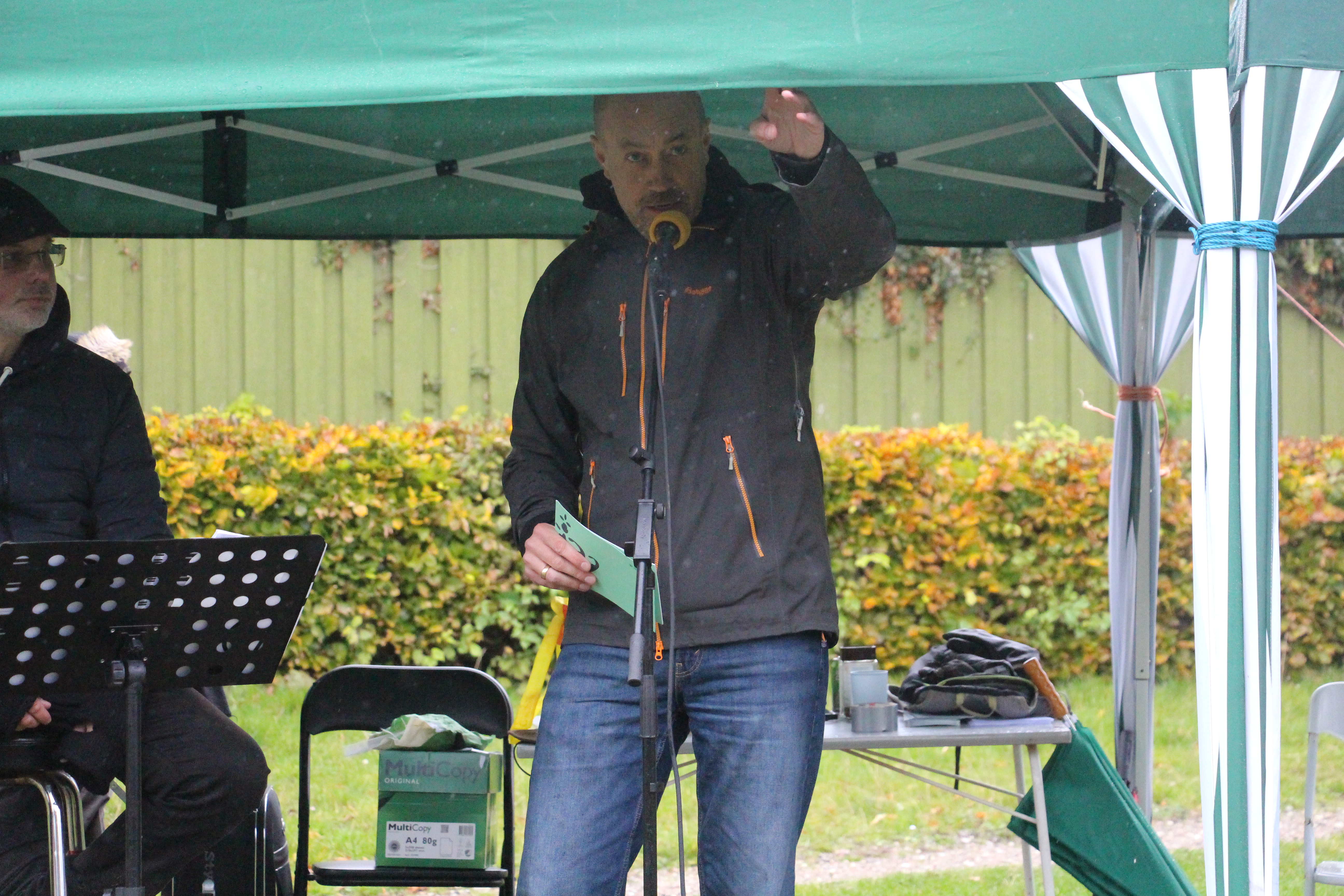 Søren Revsbæk (LA) stiller to spørgsmål til miljøminister Magnus Heunicke (S), men der er tavshed fra ministeriet.