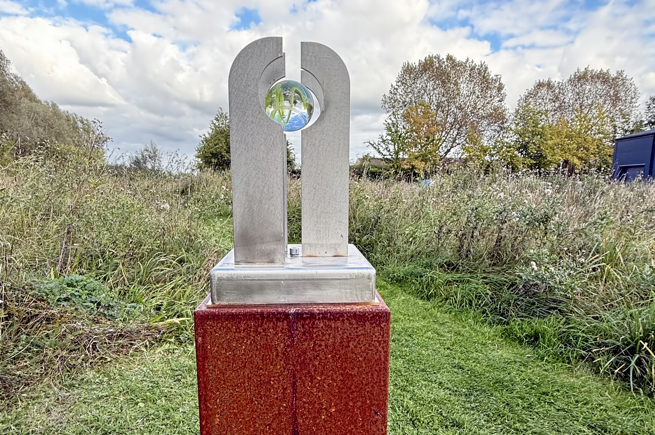 Sådan så værket Mixdouble ud, da det stadig var intakt. Men nu er en del af Ole Madsens skulptur forsvundet.