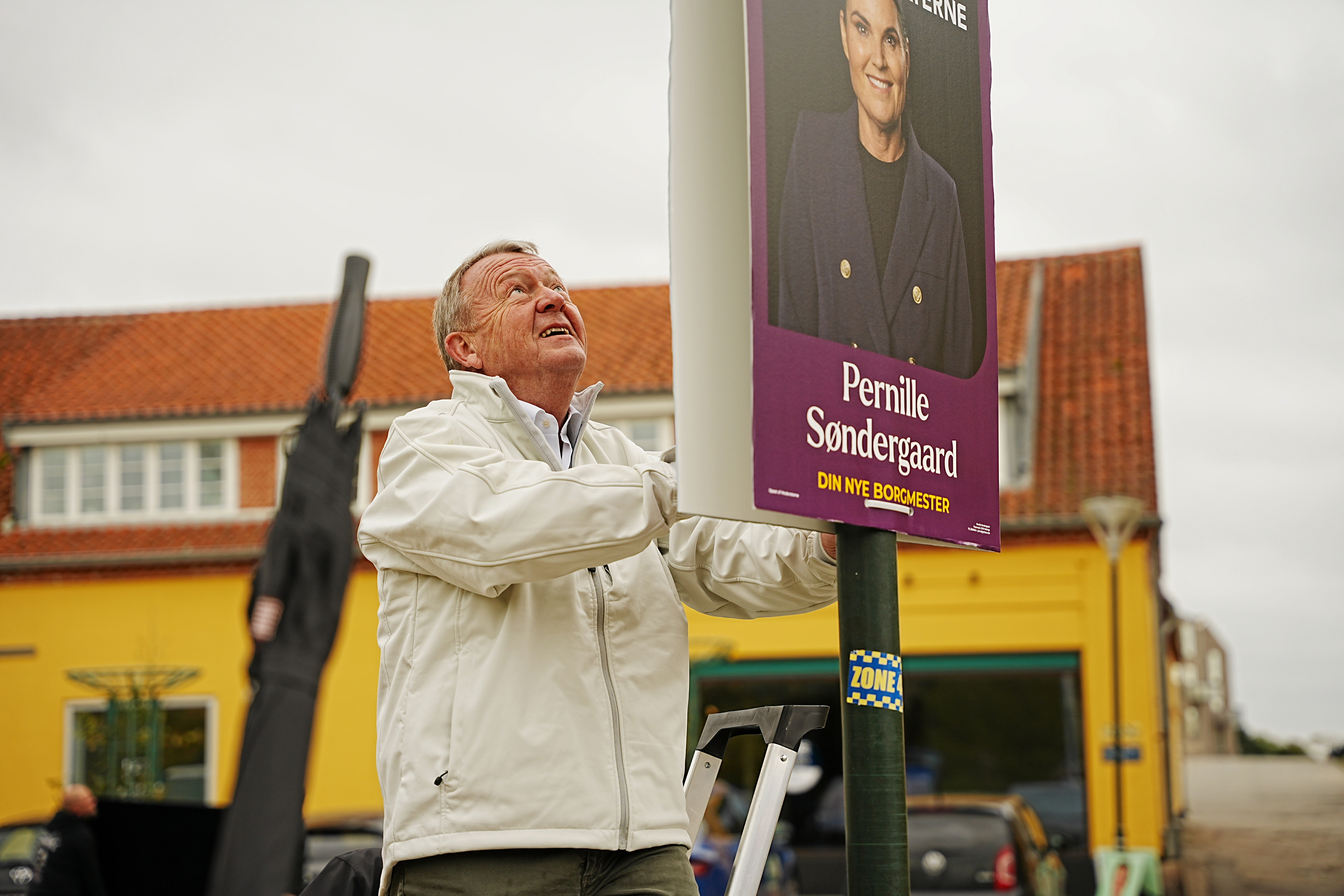 Lars Løkke Rasmussen var sammen med tusindvis af andre danskere på gaden for at hænge valgplakater op lørdag. Han lagde blandt andet vejen forbi Helsinge.