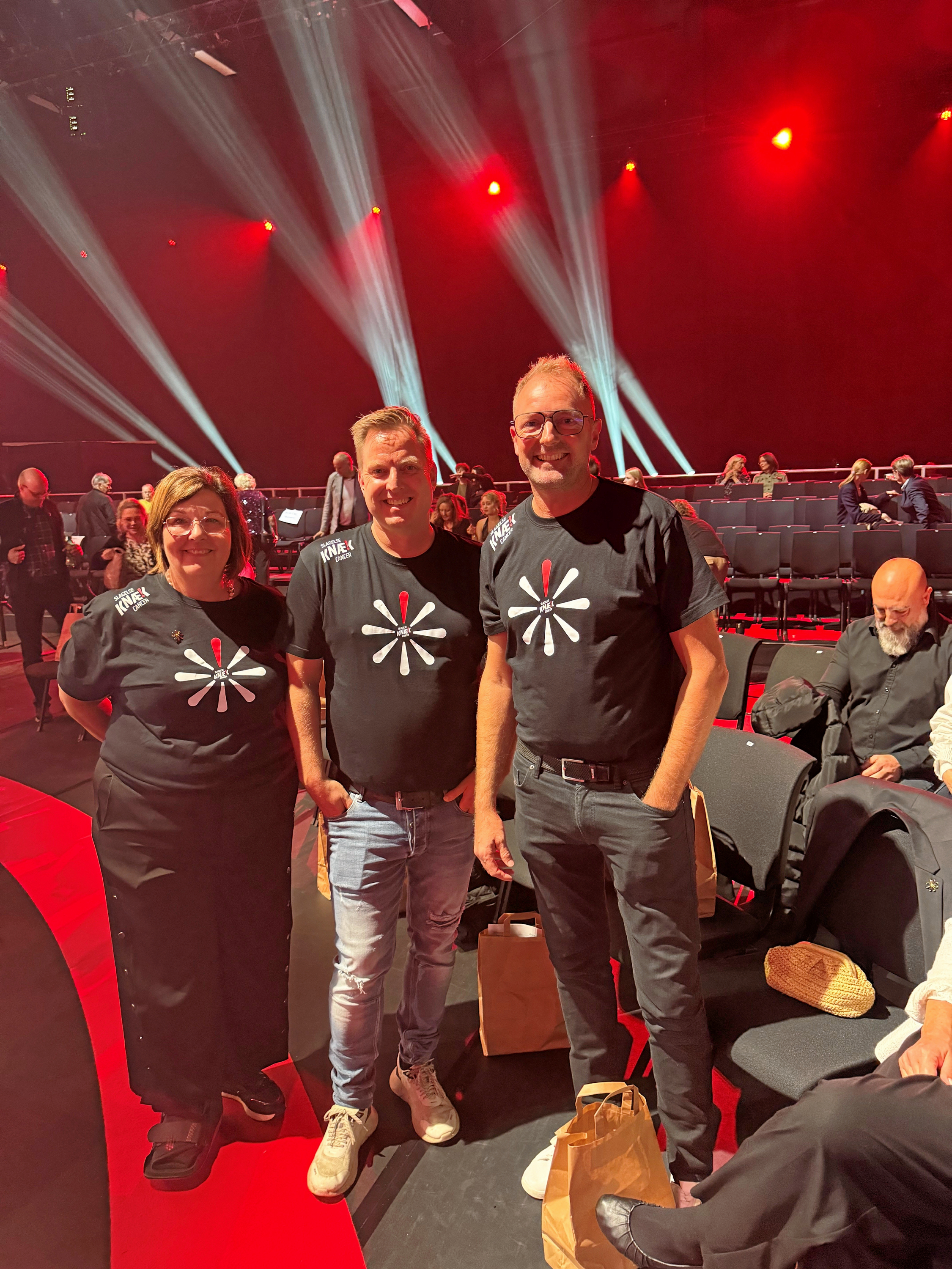 Helle S. Madsen fra Business Slagelse, Thue Nielsen fra Vilcon Hotel- og Konferencegaard og Thomas Eilersen fra Business Slagelse deltog til Knæk Cancer-showet lørdag.
