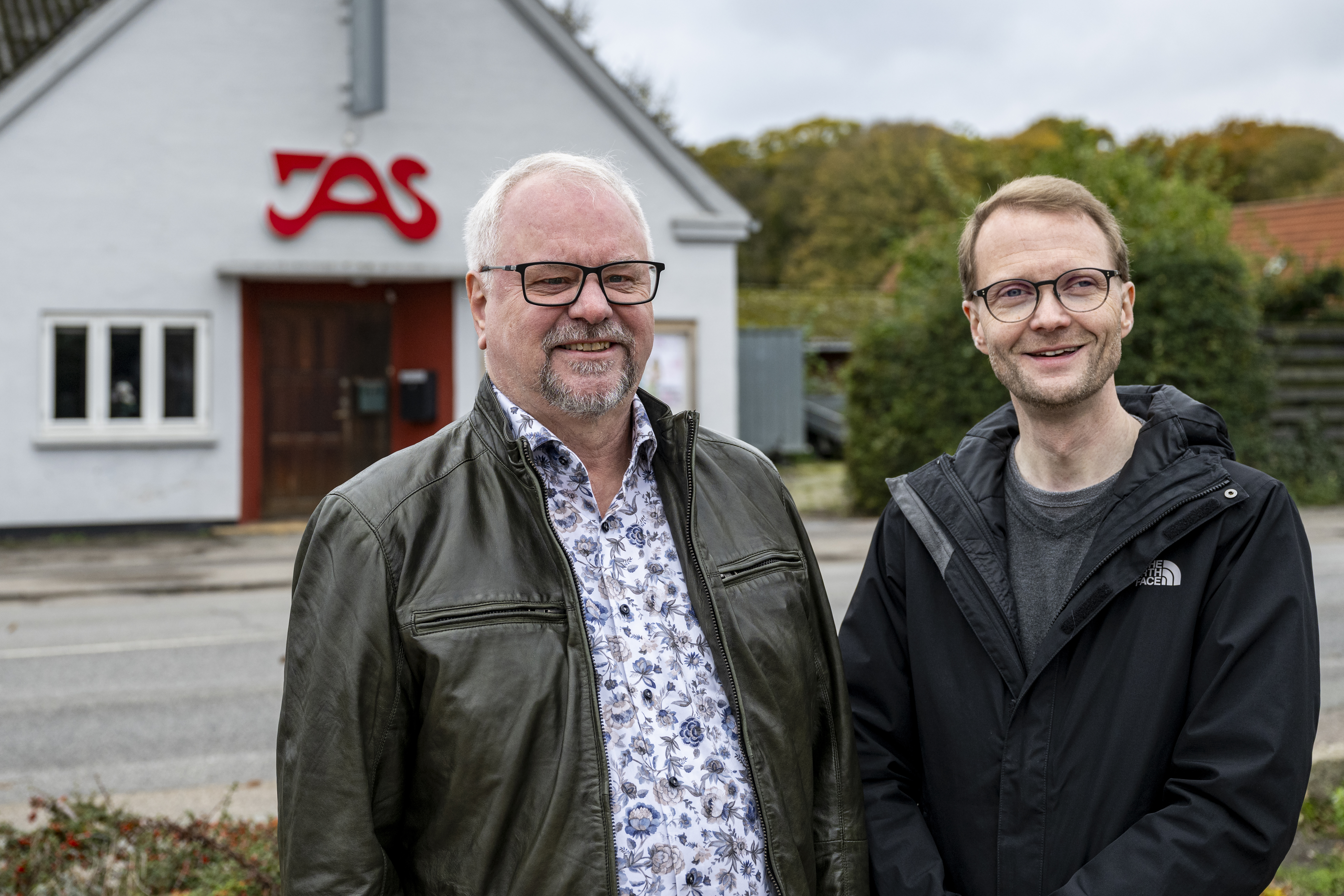 Steen Pedersen, formand for Jægerspris Amatør Scene, og Kenneth Jensen (S), formand for Kulturrådet, håber på fuldt hus i teatersalen.