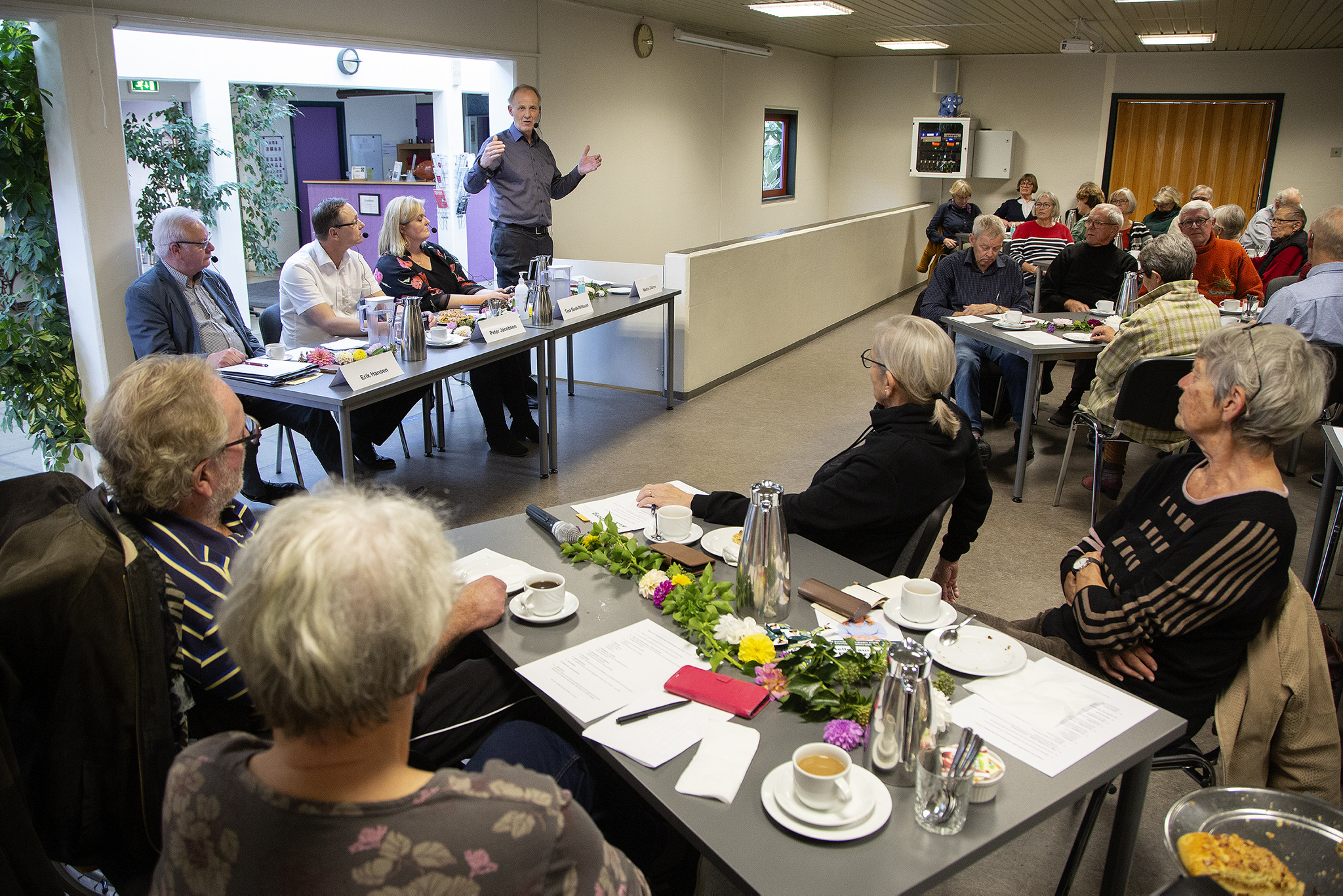 Onsdag den 5. november holdes der erhvervspolitisk debat i Kalundborg. Her deltager blandt andet borgmetser Martin Damm (V) og Socialdemokratiets borgmesterkandidat Tina Beck-Nilsson, som ses på billedet fra et vælgermøde i aktivitetscenter Munkesøen under KV21.