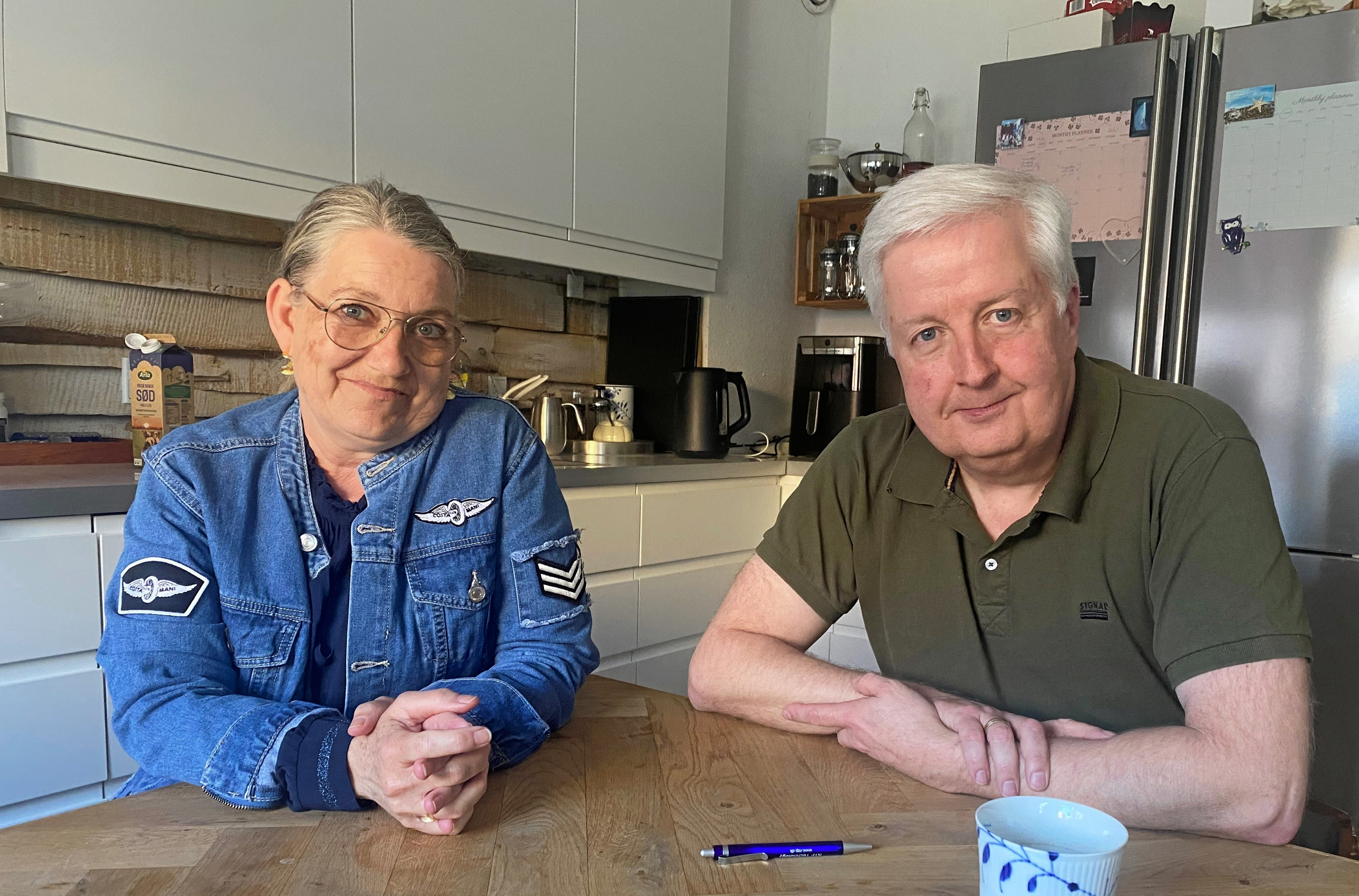 Først nu - fem minutter i lukketid før valget - bliver Foreningen DiNA inviteret til at komme med deres perspektiv, siger Thina Priis og Jan Lykke .
